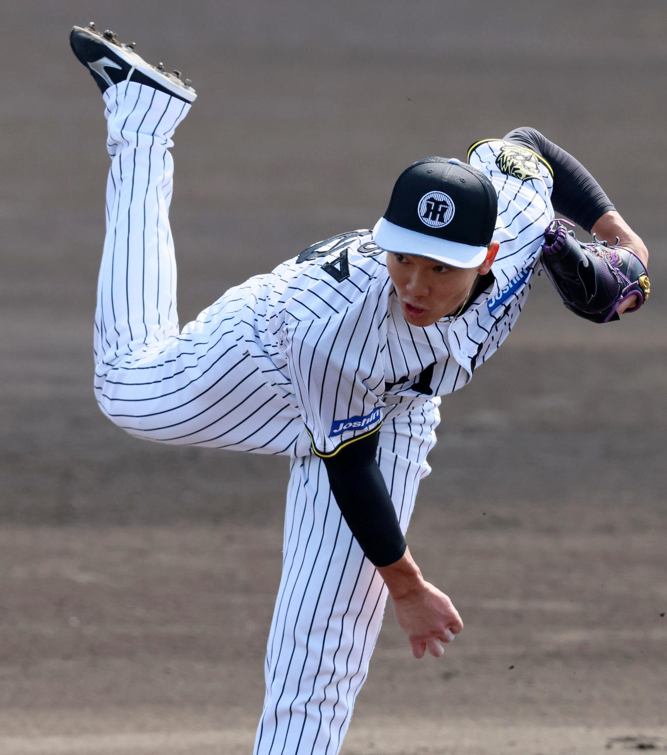シート打撃練習に登板した湯浅（撮影・加藤哉）