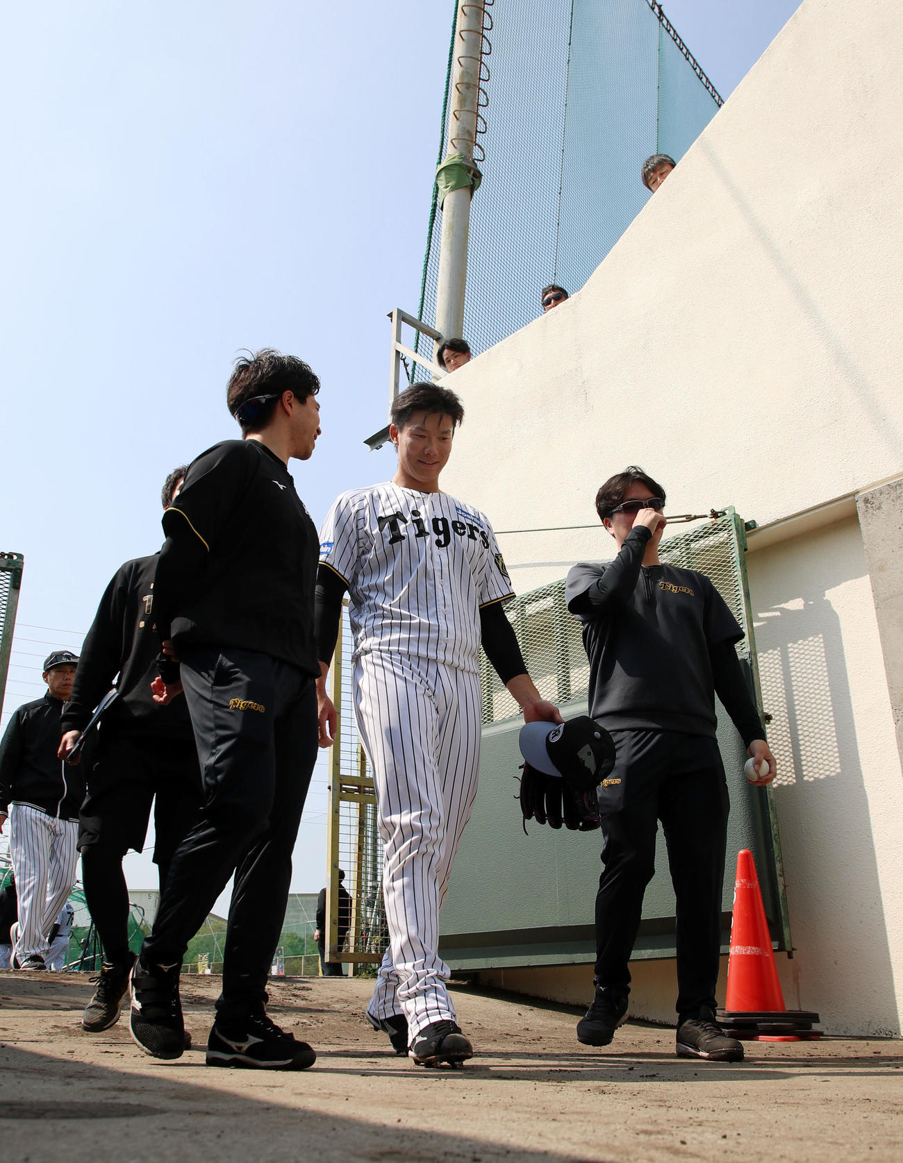 シート打撃練習登板を終えて引き揚げる湯浅（撮影・加藤哉）