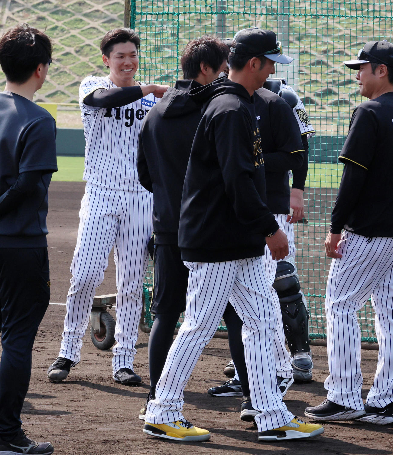 藤川監督（右）がシート打撃練習登板の様子を視察し笑顔を見せる湯浅（撮影・加藤哉）
