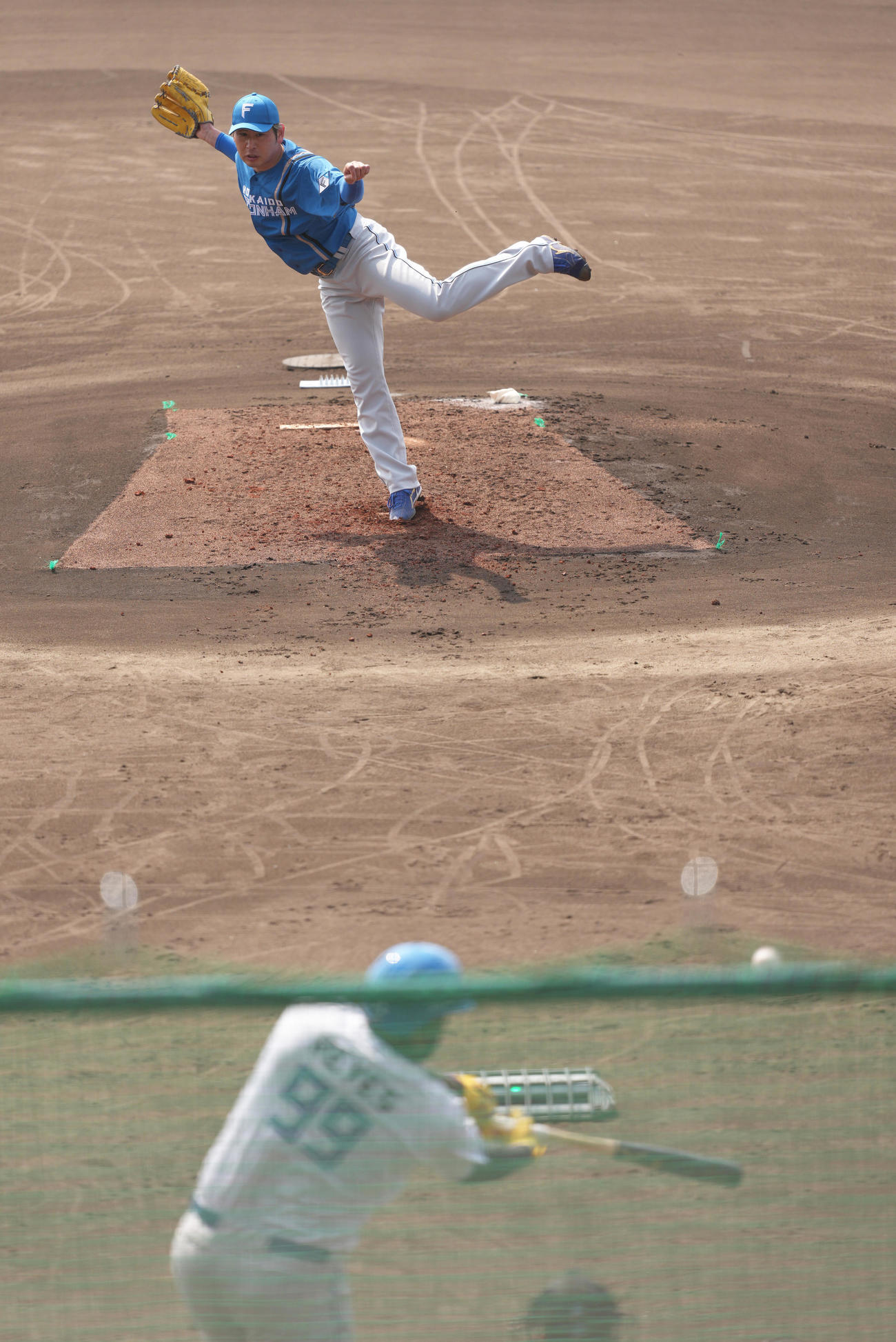 ライブBPに登板した日本ハム加藤貴。打者レイエス（撮影・足立雅史）