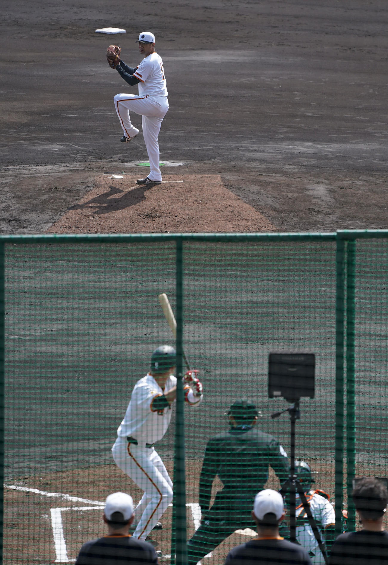 ライブBPで巨人坂本（手前）と対決する田中将（撮影・横山健太）