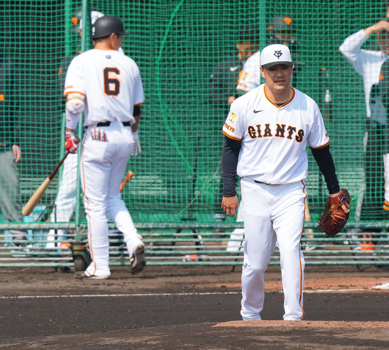 ライブBPで巨人坂本（後方）に四球を与えさえない表情の田中将（撮影・垰建太）