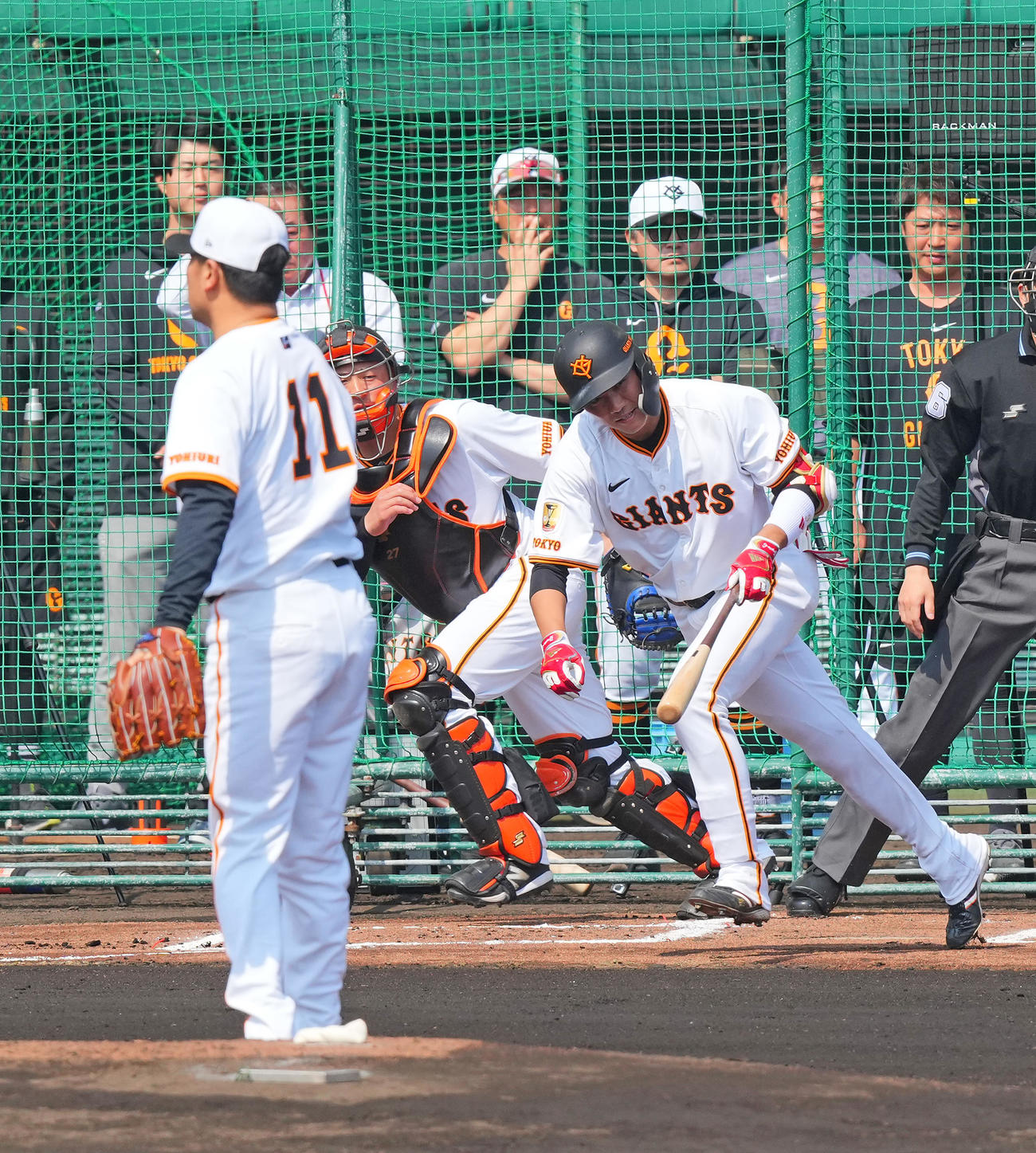 ライブBPで遊ゴロに倒れる巨人坂本。投手田中将（撮影・垰建太）