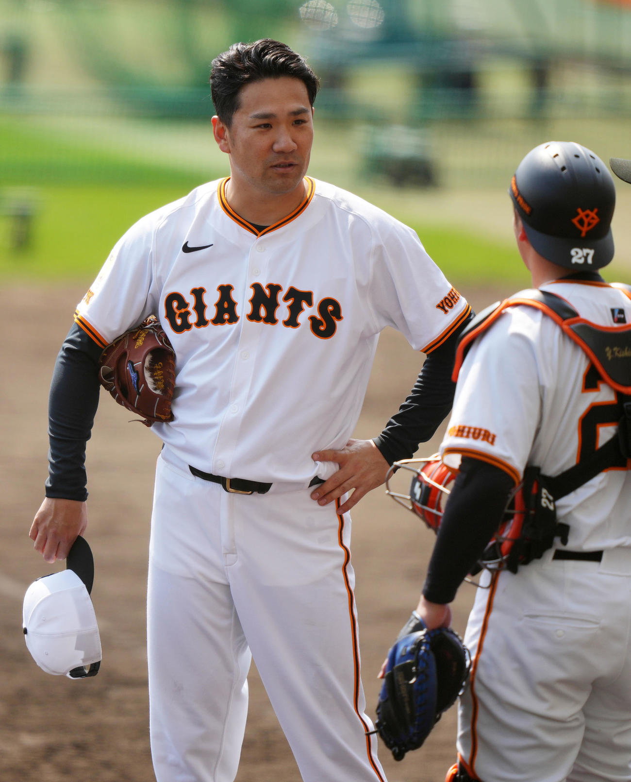 ライブBPを終え巨人岸田（右）と言葉を交わす田中将（撮影・横山健太）