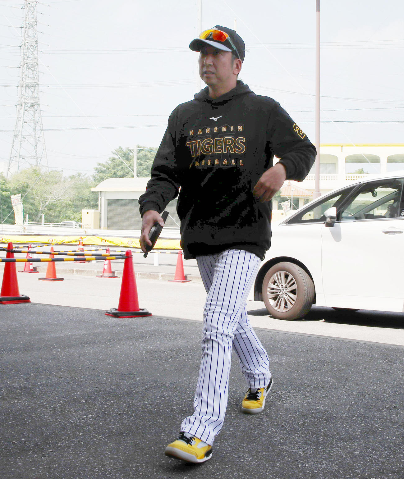 具志川野球場へ到着した阪神藤川球児監督（撮影・加藤哉）