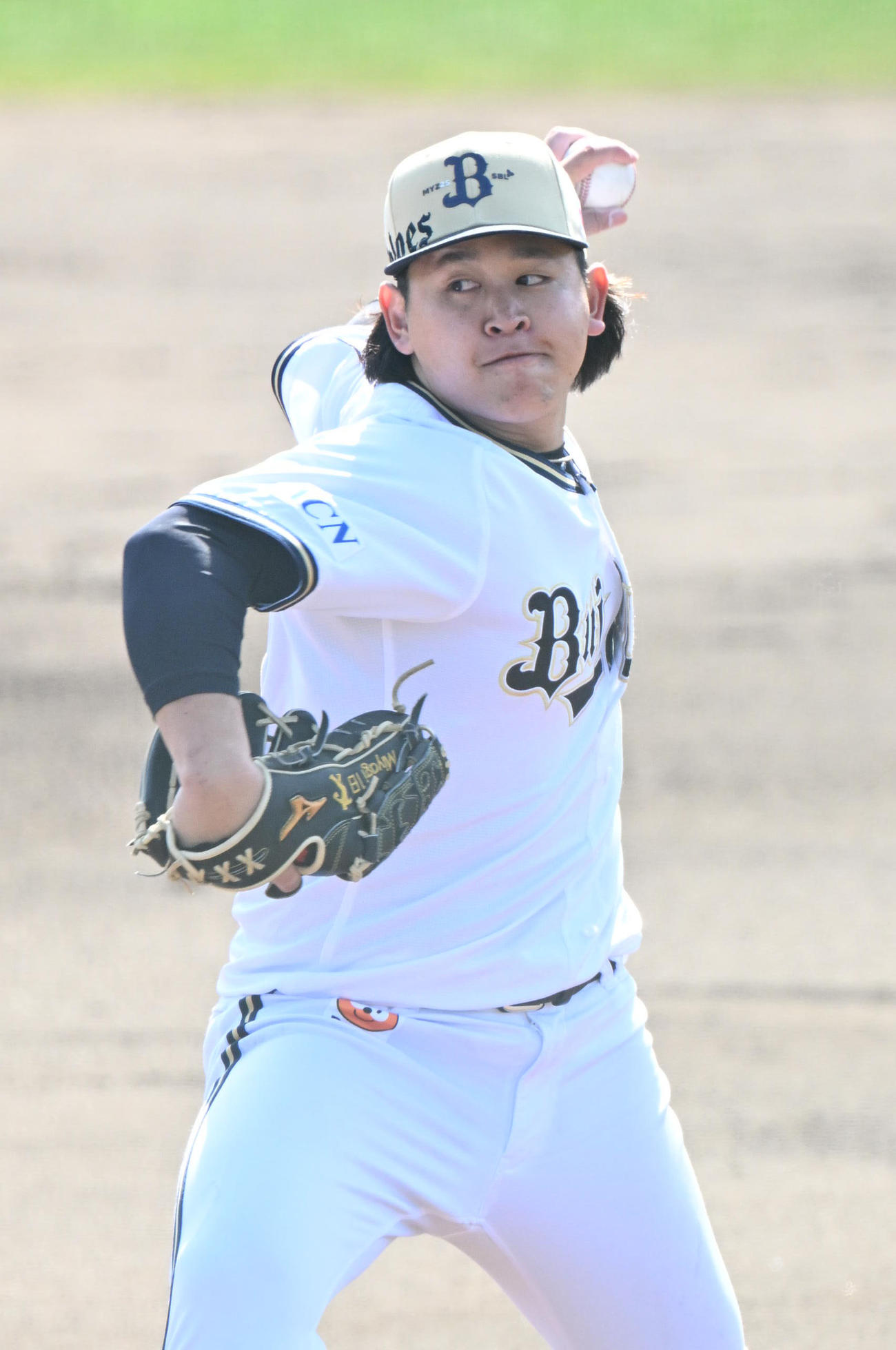 ライブ打撃投手に登板するオリックス宮城（撮影・和賀正仁）