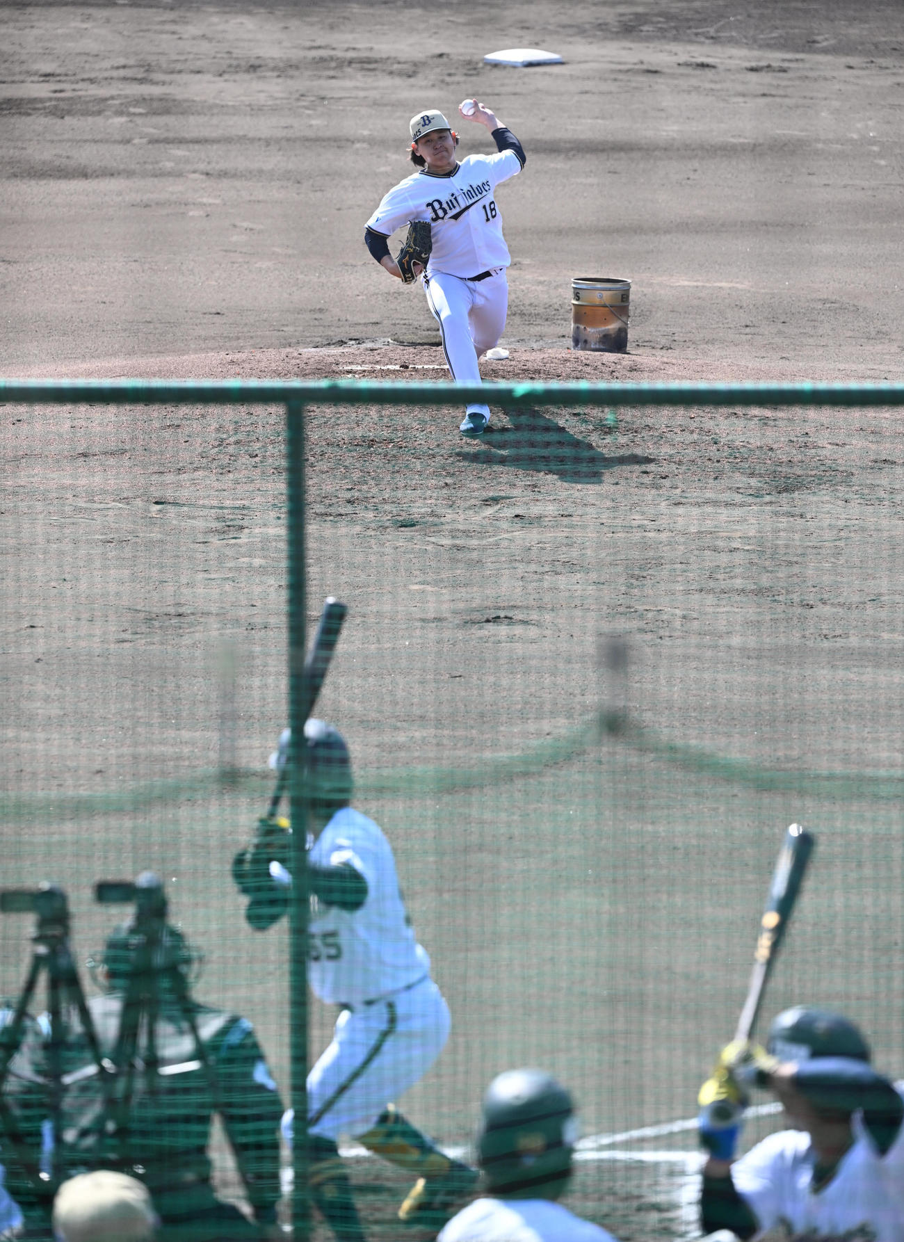 ライブ打撃投手に登板するオリックス宮城（撮影・和賀正仁）