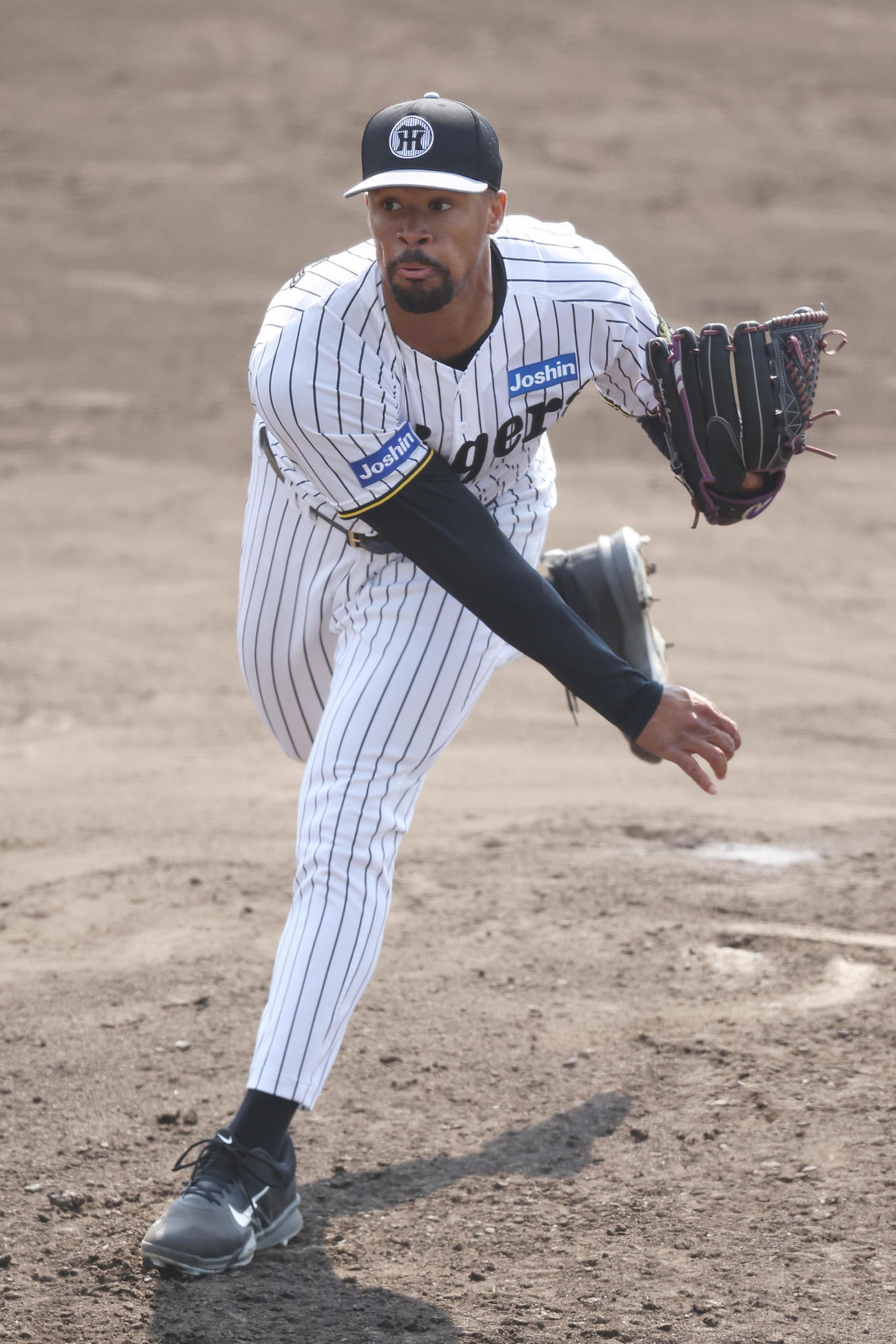 ライブBPで力投する阪神デュプランティエ（撮影・前田充）