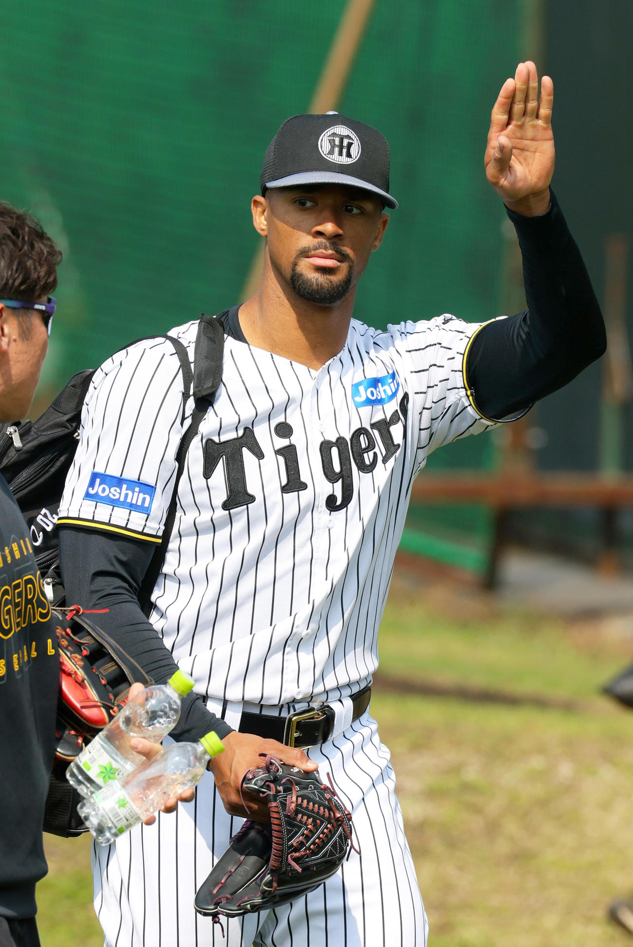 ライブBPを終え引き揚げる阪神デュプランティエ（撮影・上山淳一）