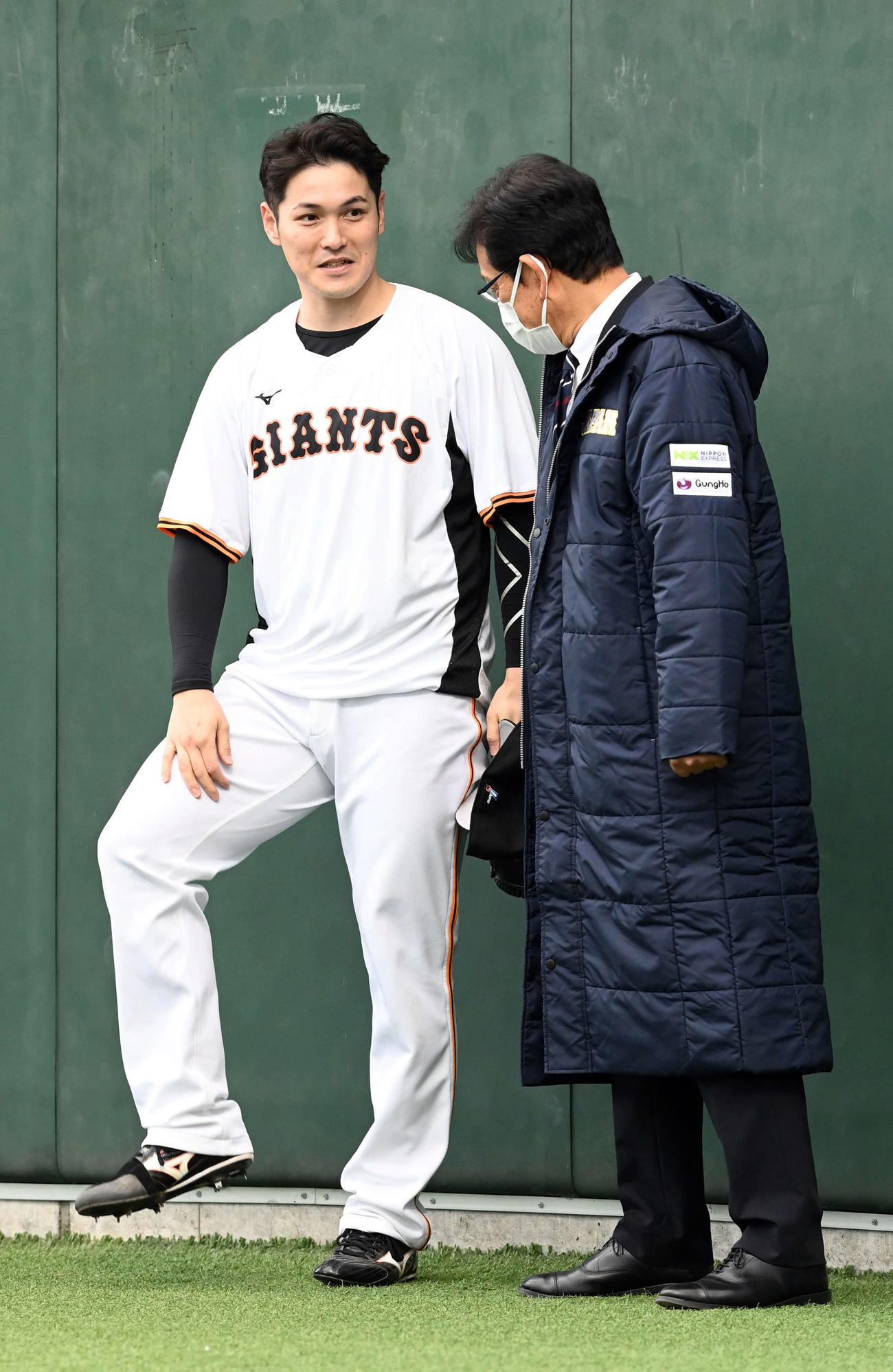 侍ジャパン栗山監督と話をする巨人鍵谷（2022年2月2日撮影）