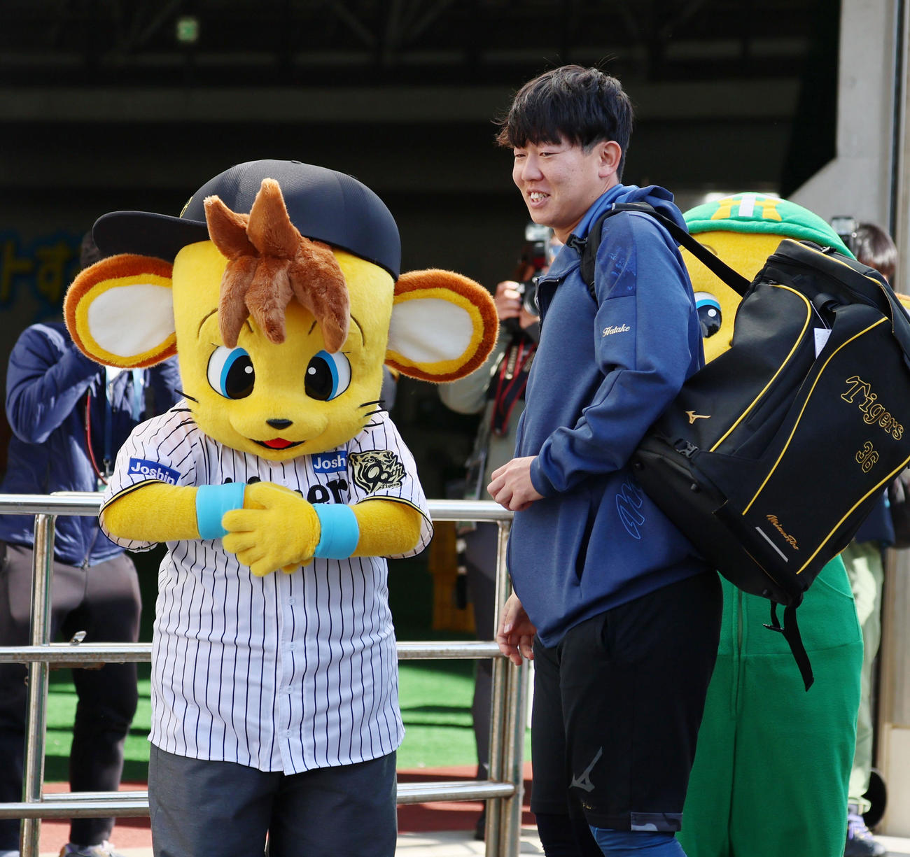 新マスコットのコラッキー(左）は合同自主トレで球場に到着した畠におじぎする（撮影・加藤哉）