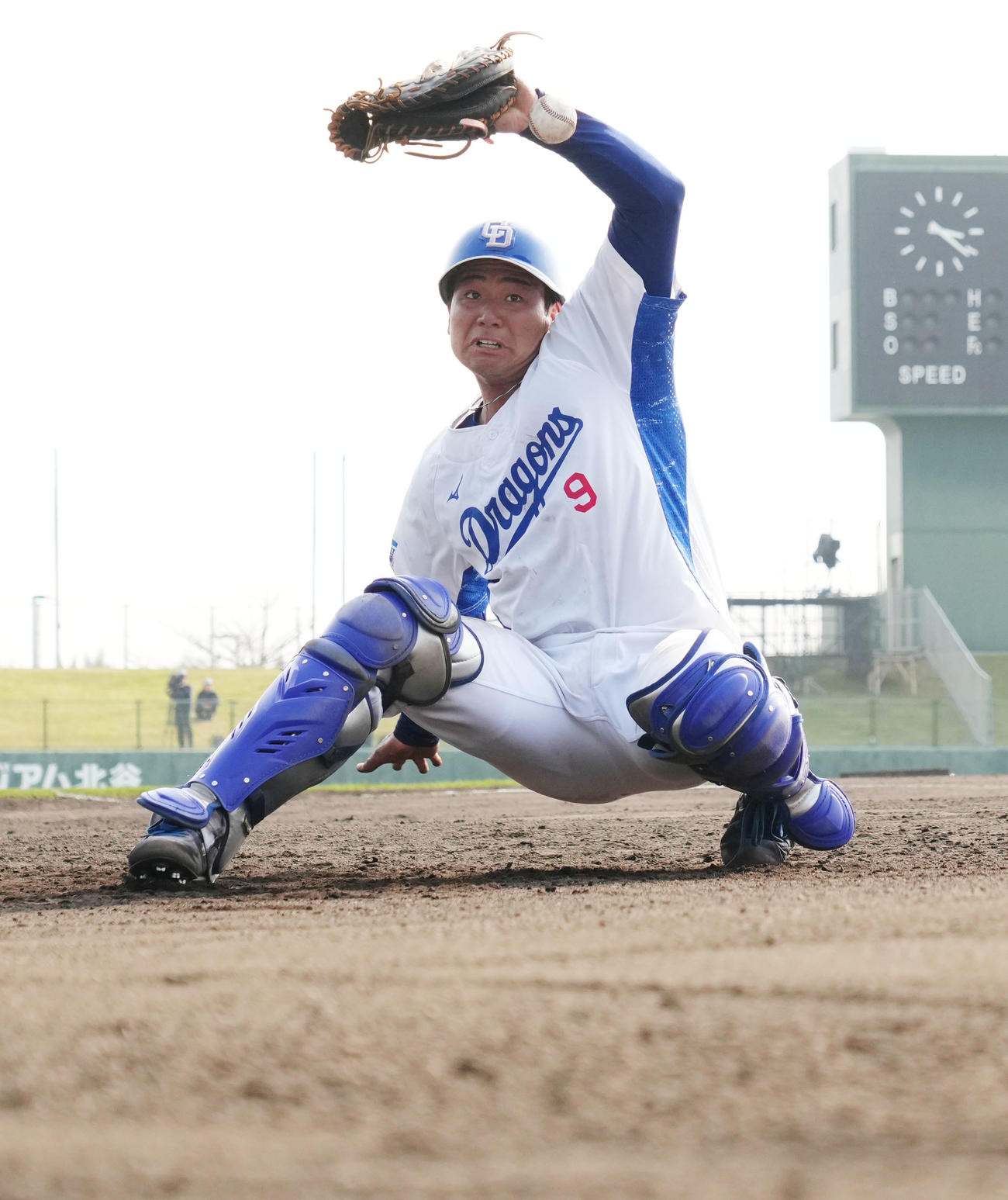 井上監督のノックを受ける中日石伊（撮影・森本幸一）