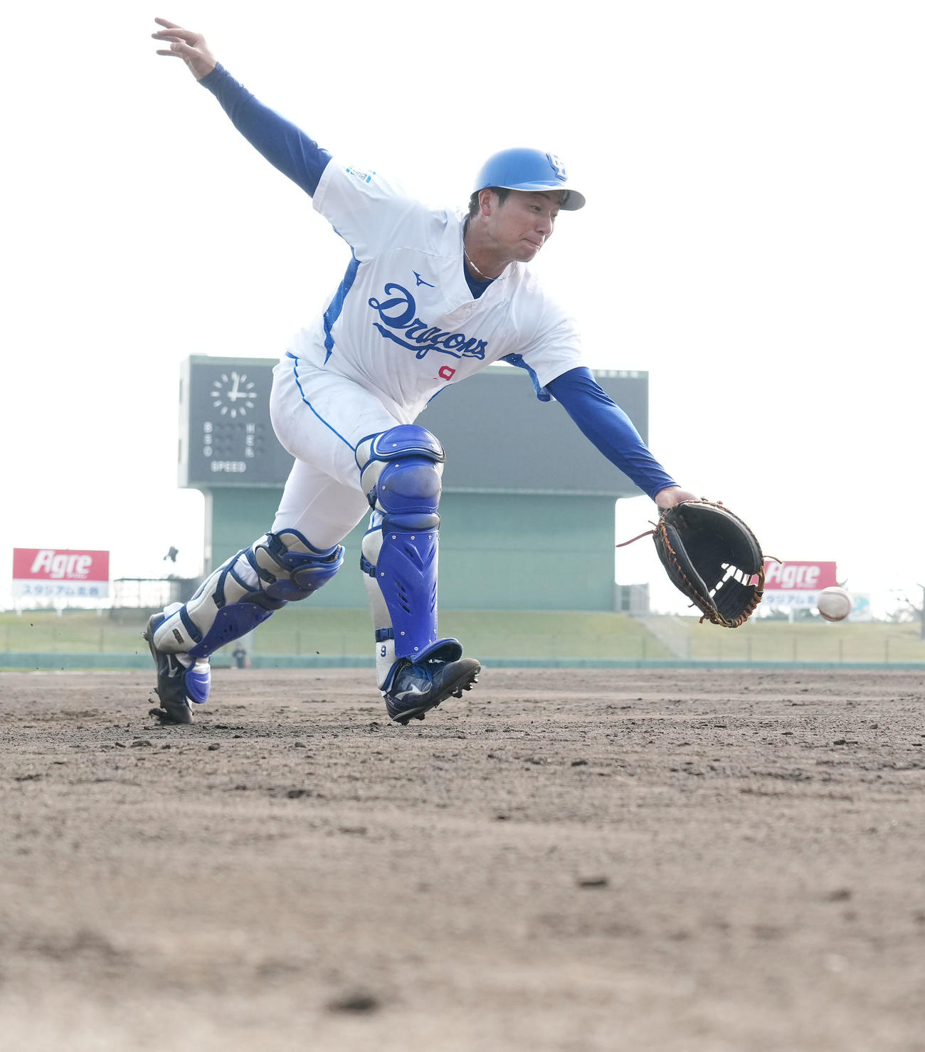 井上監督のノックを受ける中日石伊（撮影・森本幸一）