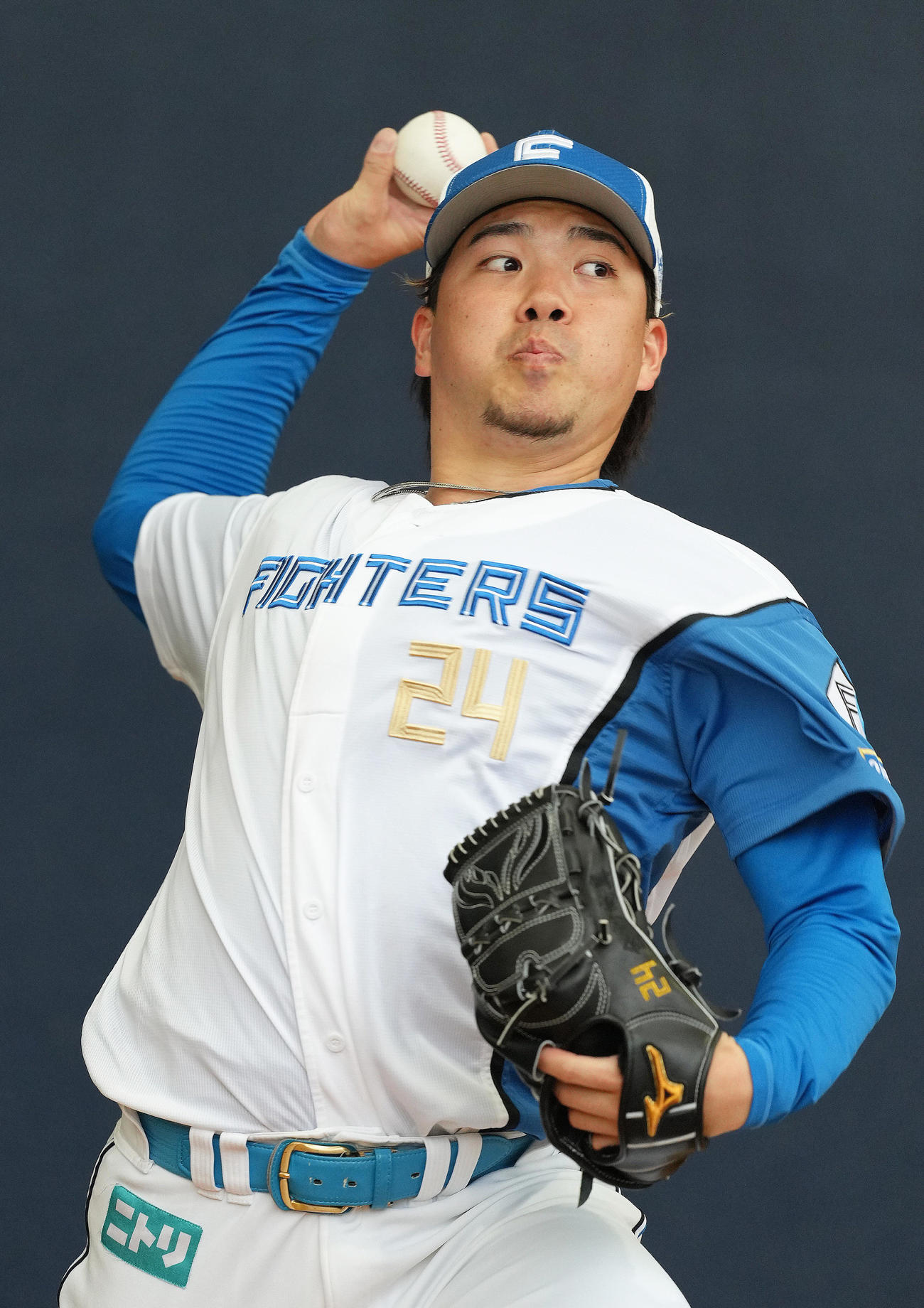 ブルペンで投球する日本ハム金村（撮影・足立雅史）