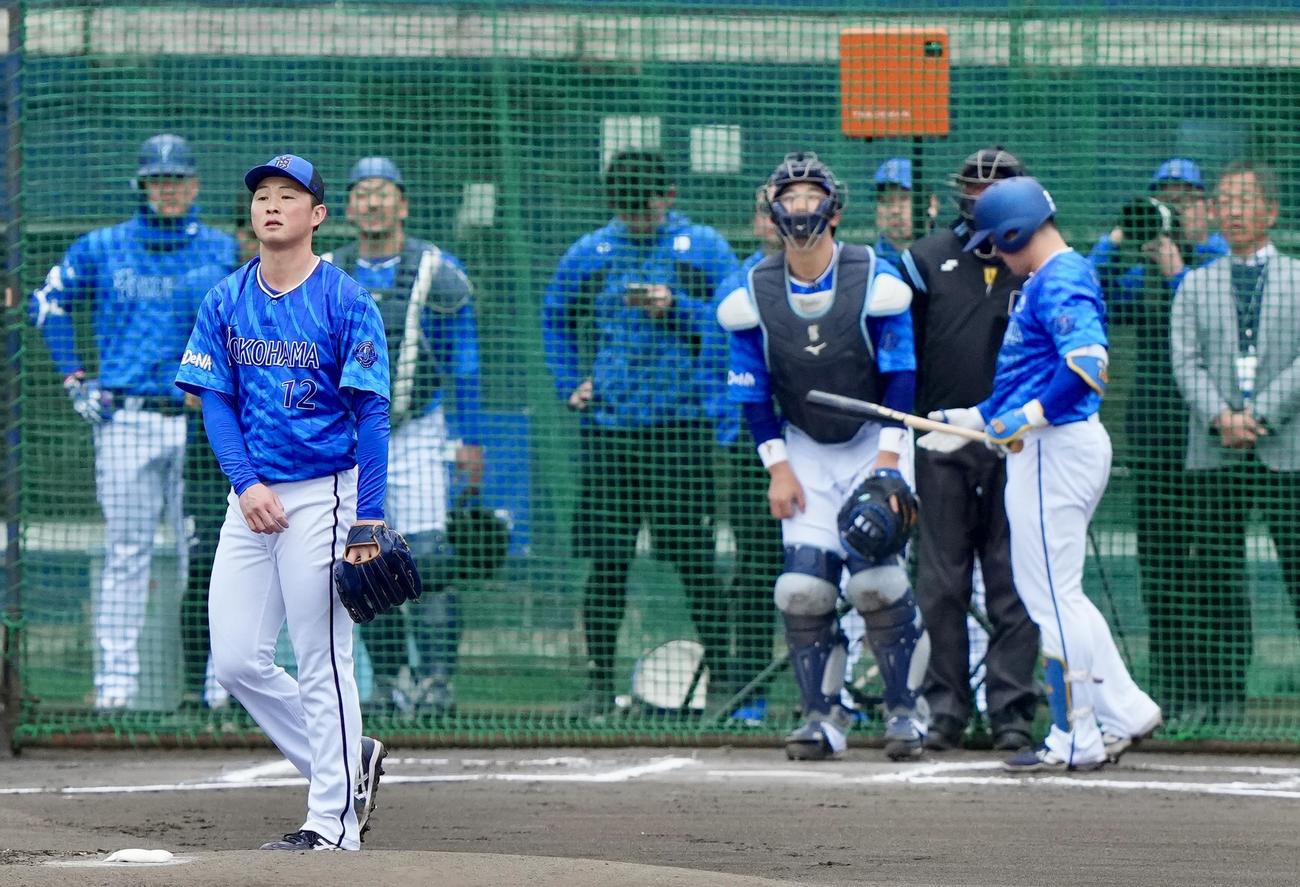 ライブBPでDeNA牧を抑える竹田（左）（撮影・横山健太）