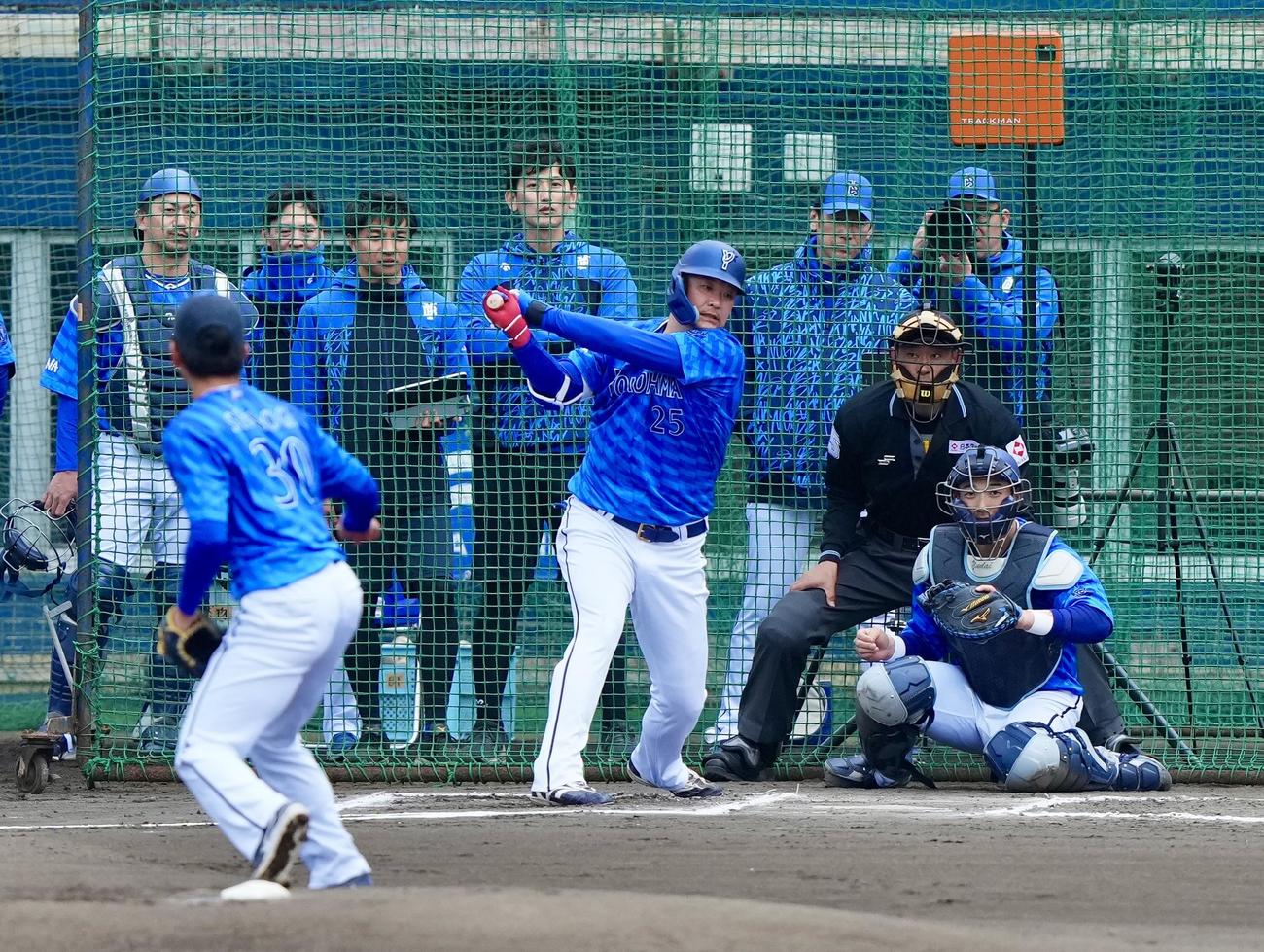 ライブBPでDeNA筒香を三振に仕留める篠木（左）（撮影・横山健太）