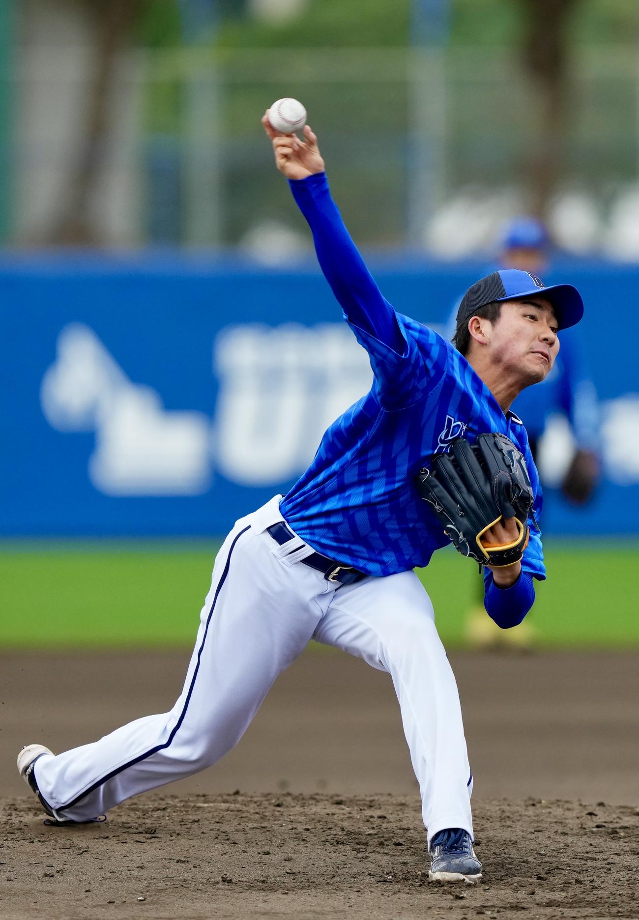 ライブBPで投球するDeNA篠木（撮影・横山健太）