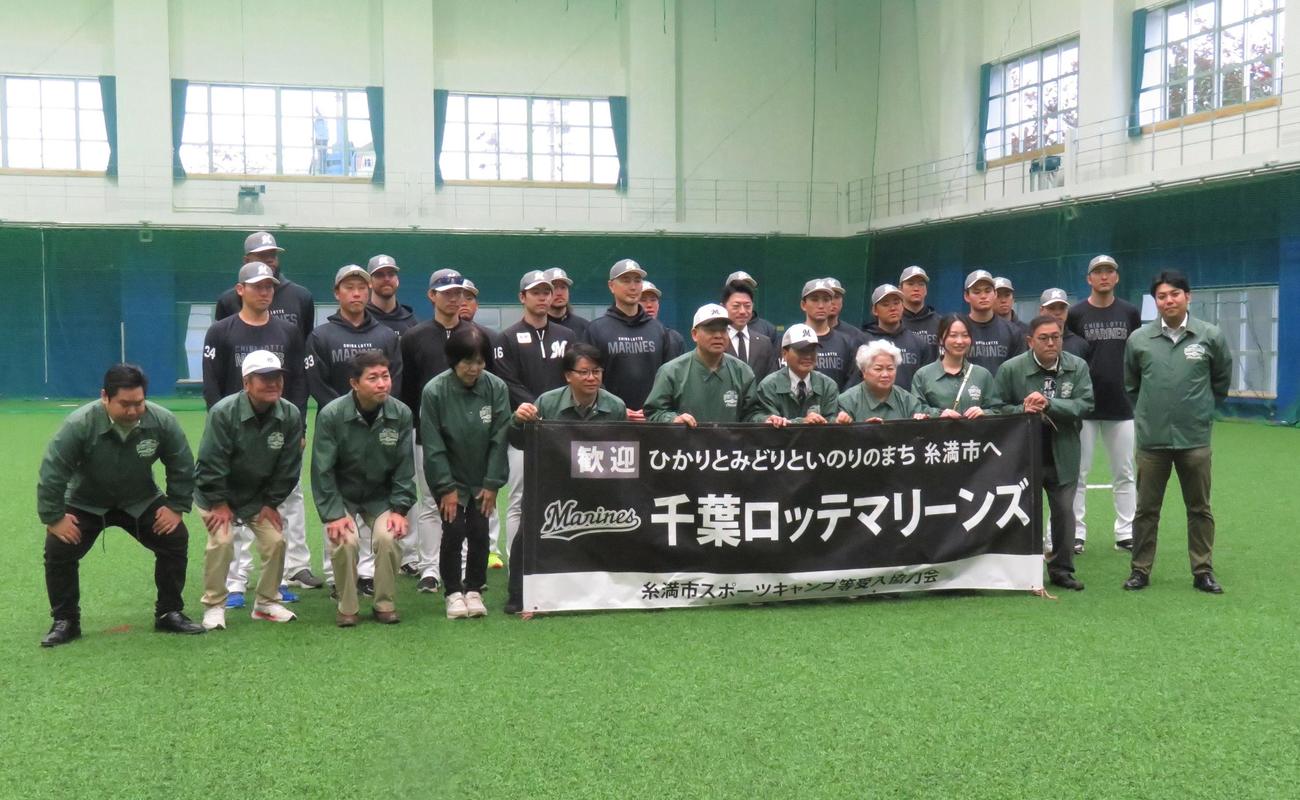 糸満市の西崎運動公園野球場で歓迎セレモニーが行われた（撮影・星夏穂）