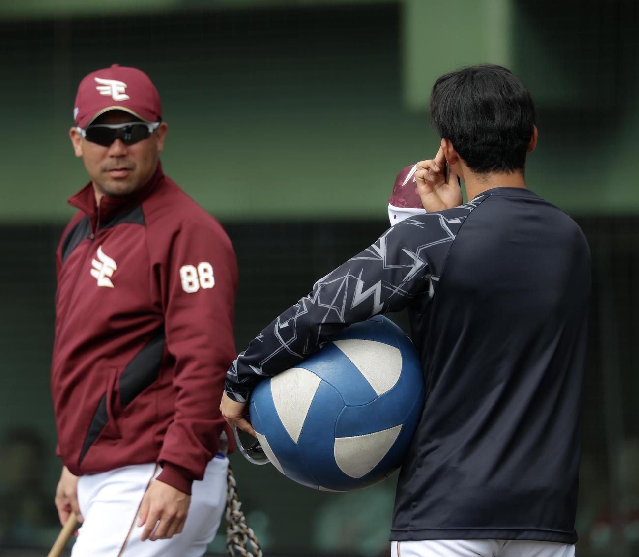 三木監督（左）と言葉を交わす楽天宗山（撮影・河田真司）