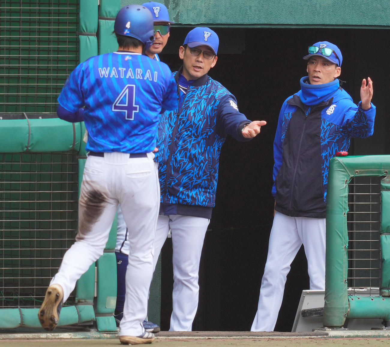巨人対DeNA 2回表DeNA1死満塁、森敬の適時打で生還した度会（左）を出迎える三浦監督（中央）（撮影・垰建太）