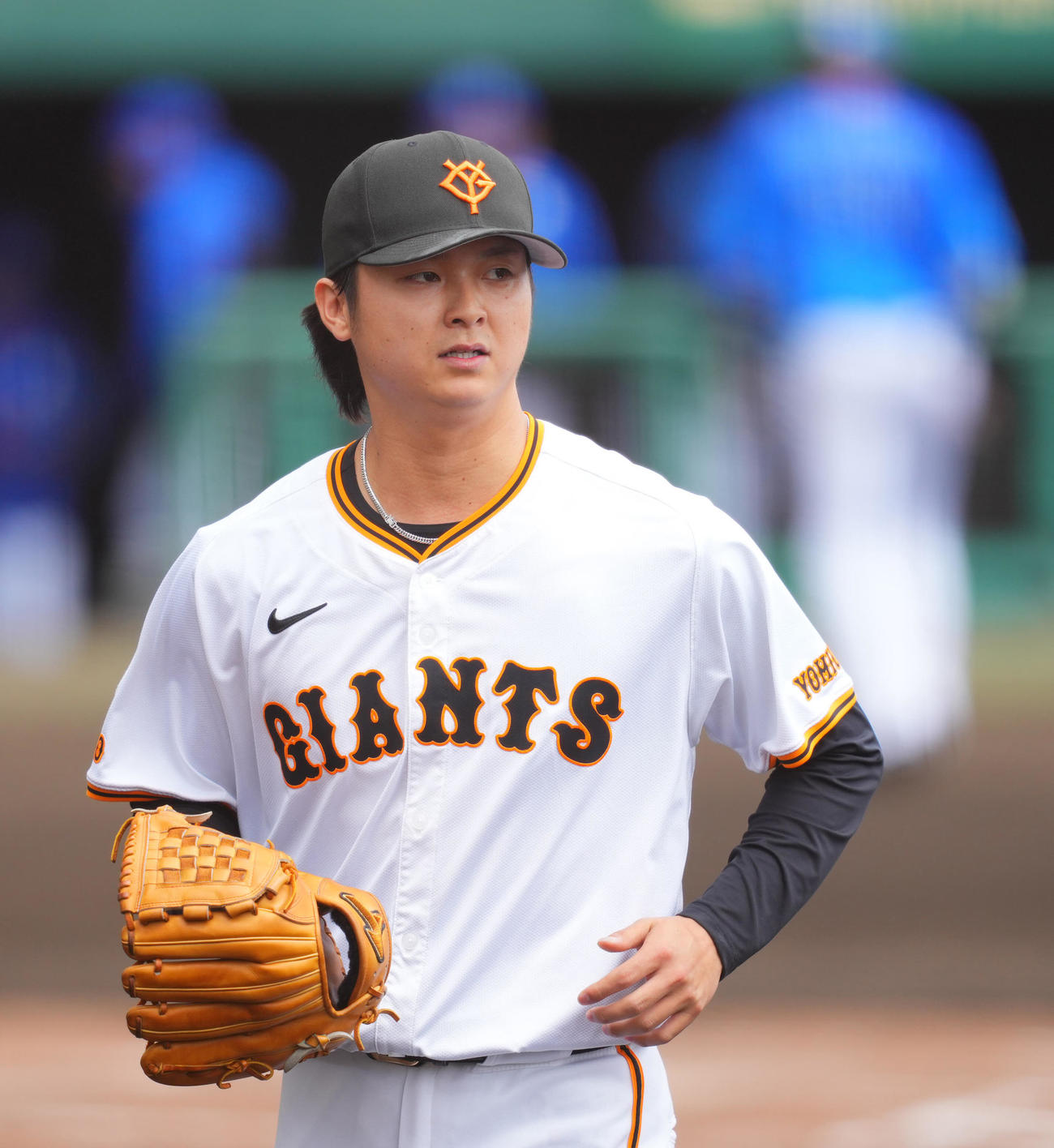 巨人対DeNA 2回表の登板を終え3失点の巨人先発の田中瑛は渋い表情で引き揚げる（撮影・垰建太）