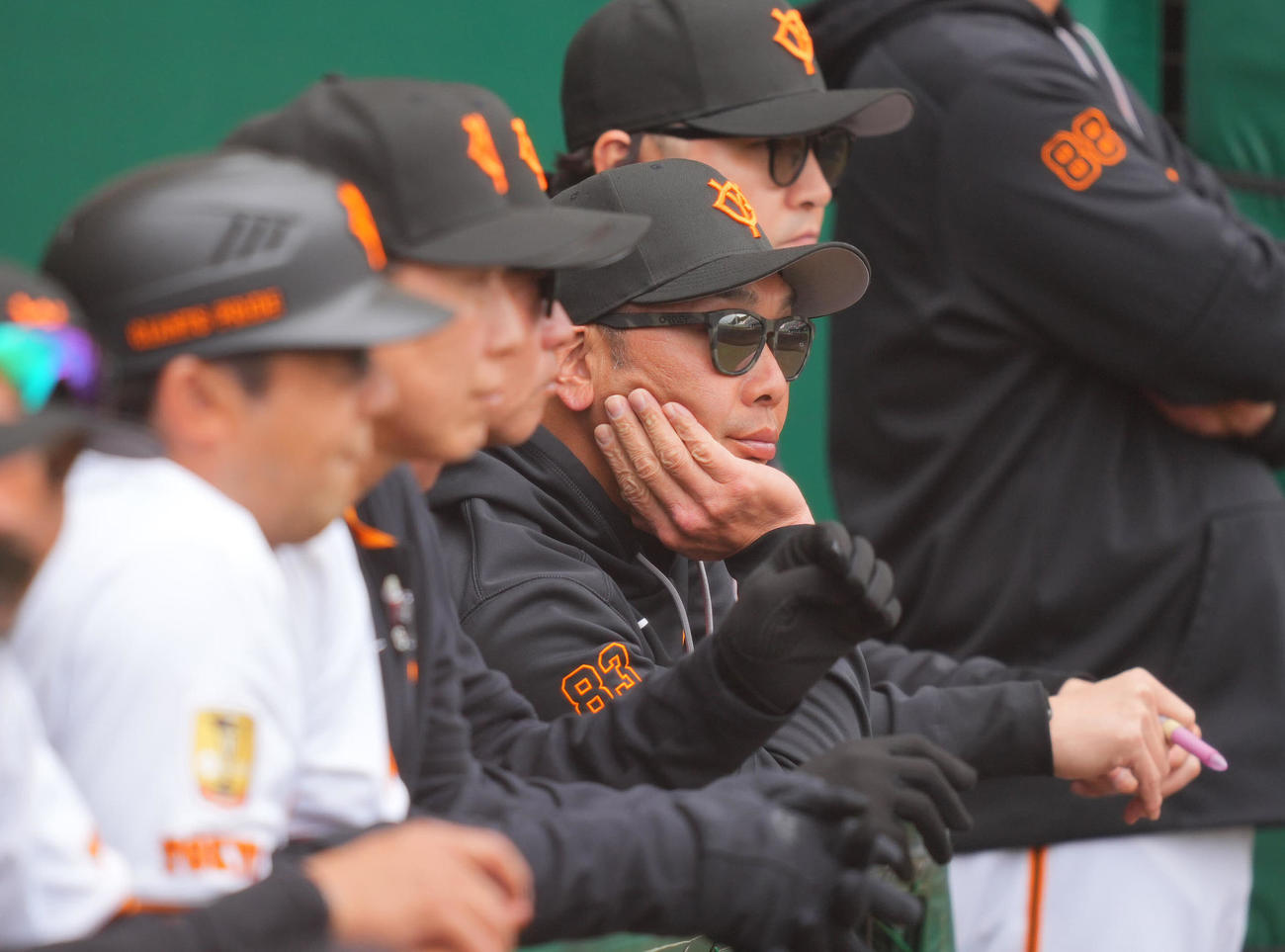 巨人対DeNA　ベンチから戦況見つめる巨人阿部監督（撮影・垰建太）
