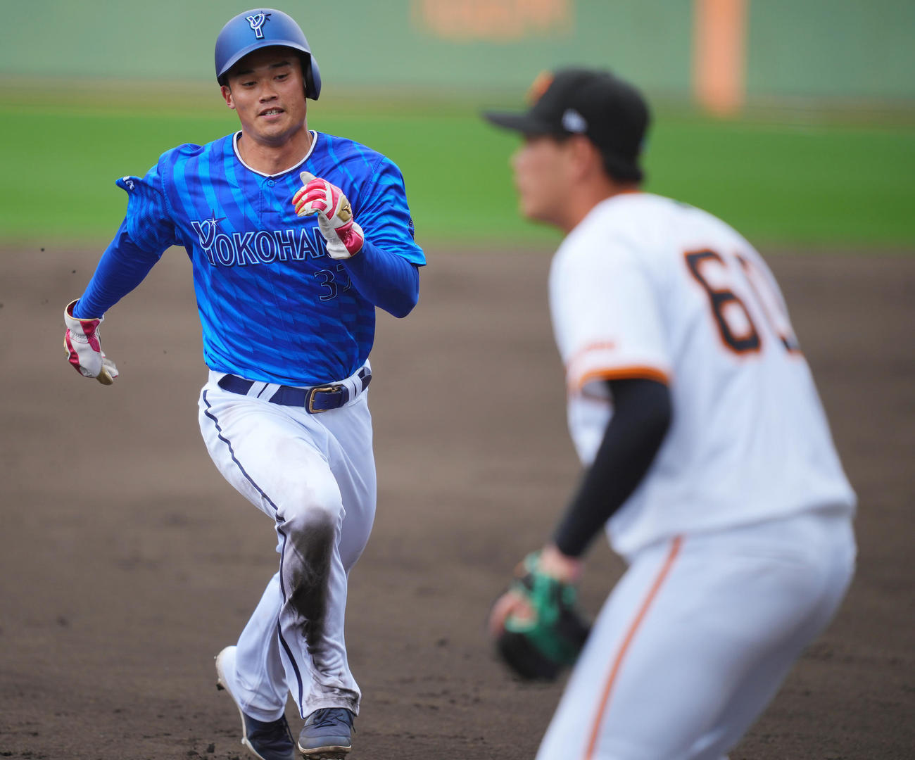 巨人対DeNA 3回表DeNA1死二塁、佐野の左飛で三塁でタッチアップする加藤（撮影・垰建太）