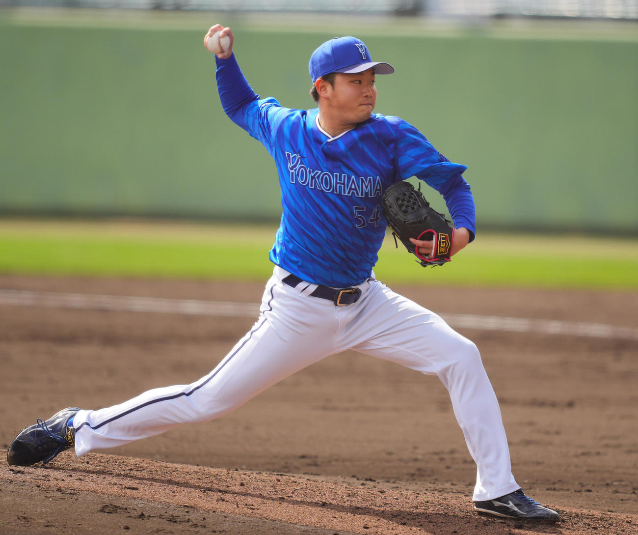 巨人対DeNA 4回裏、DeNA2番手で登板し力投する石田裕（撮影・垰建太）