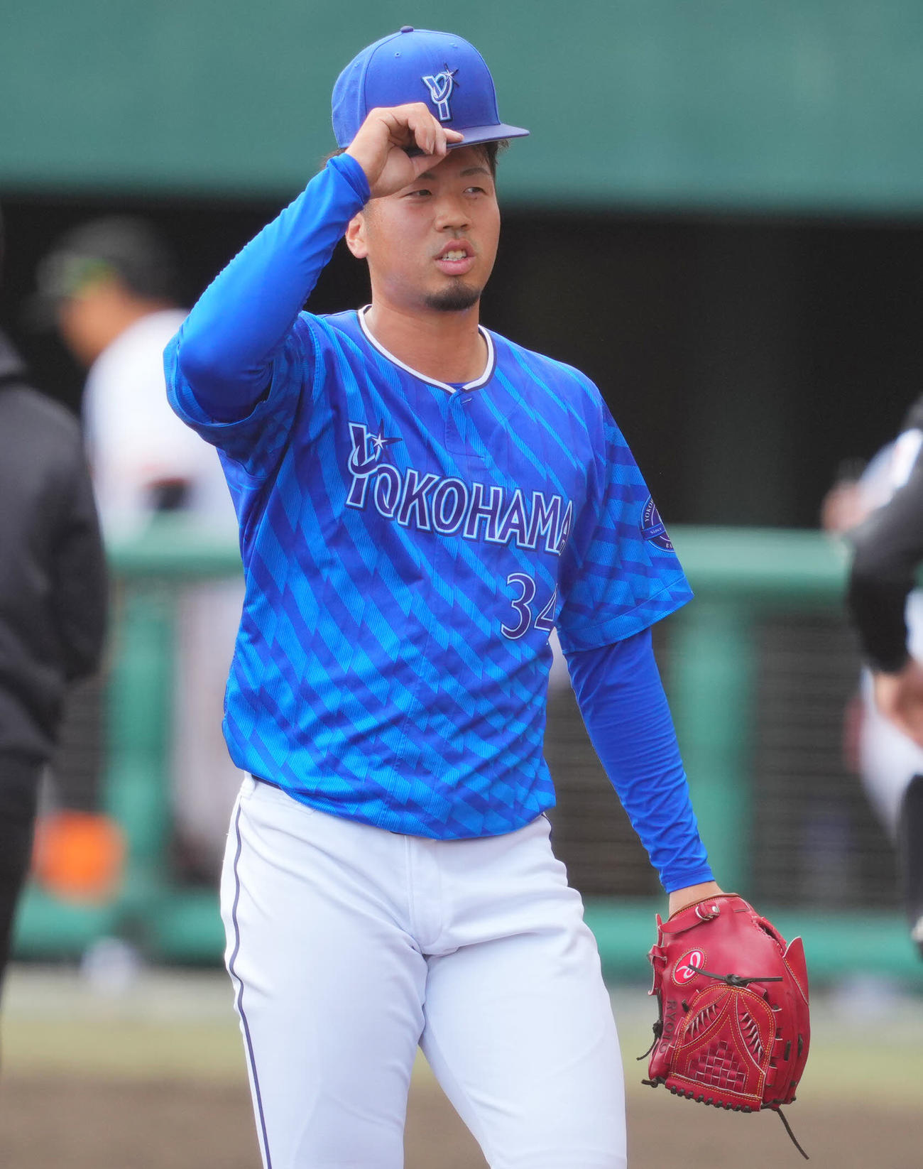 巨人対DeNA 7回裏巨人に2失点を喫しさえない表情の松本凌（撮影・垰建太）