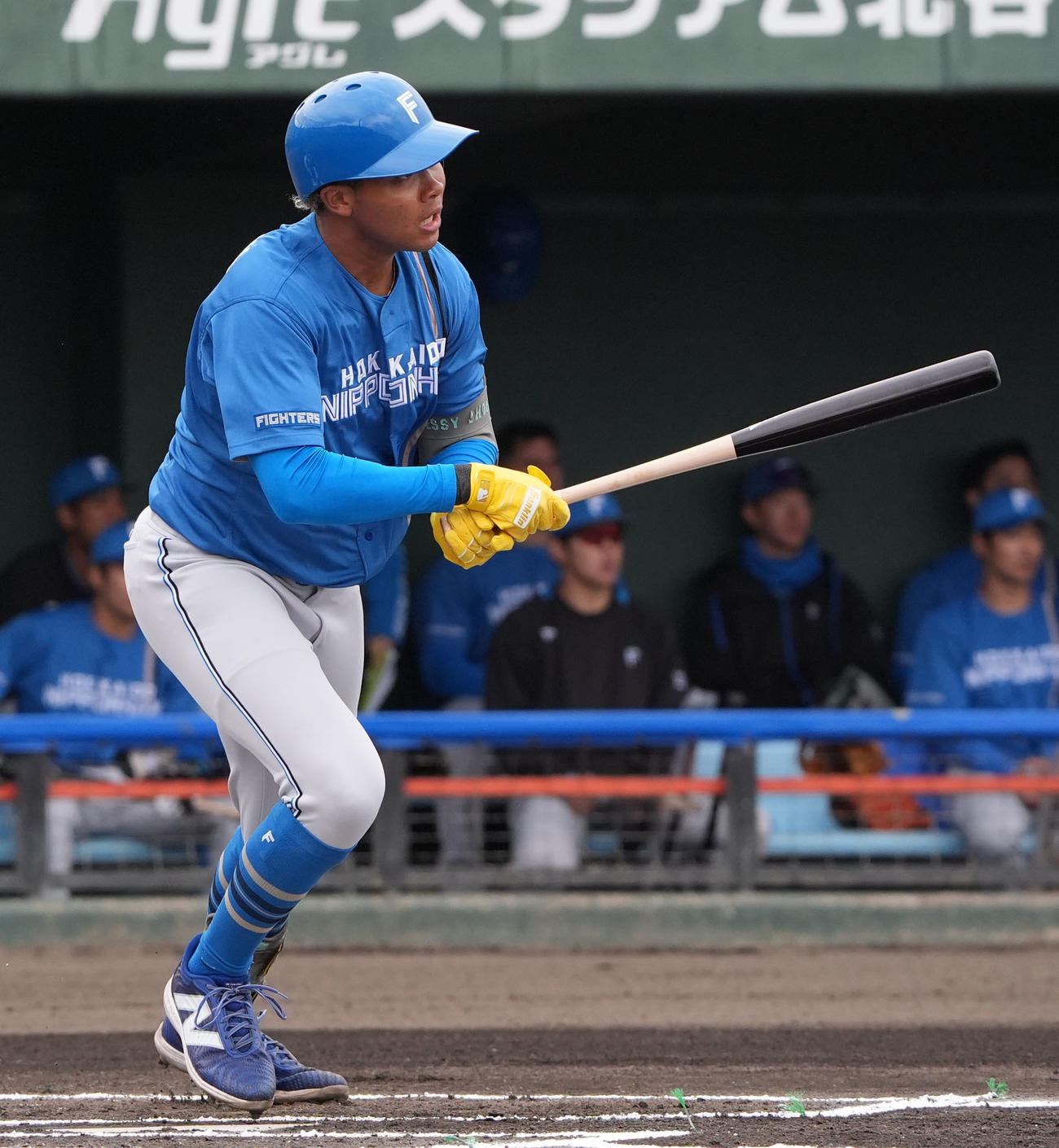 中日対日本ハム　1回表日本ハム無死、右二塁打を放つ水谷（撮影・森本幸一）