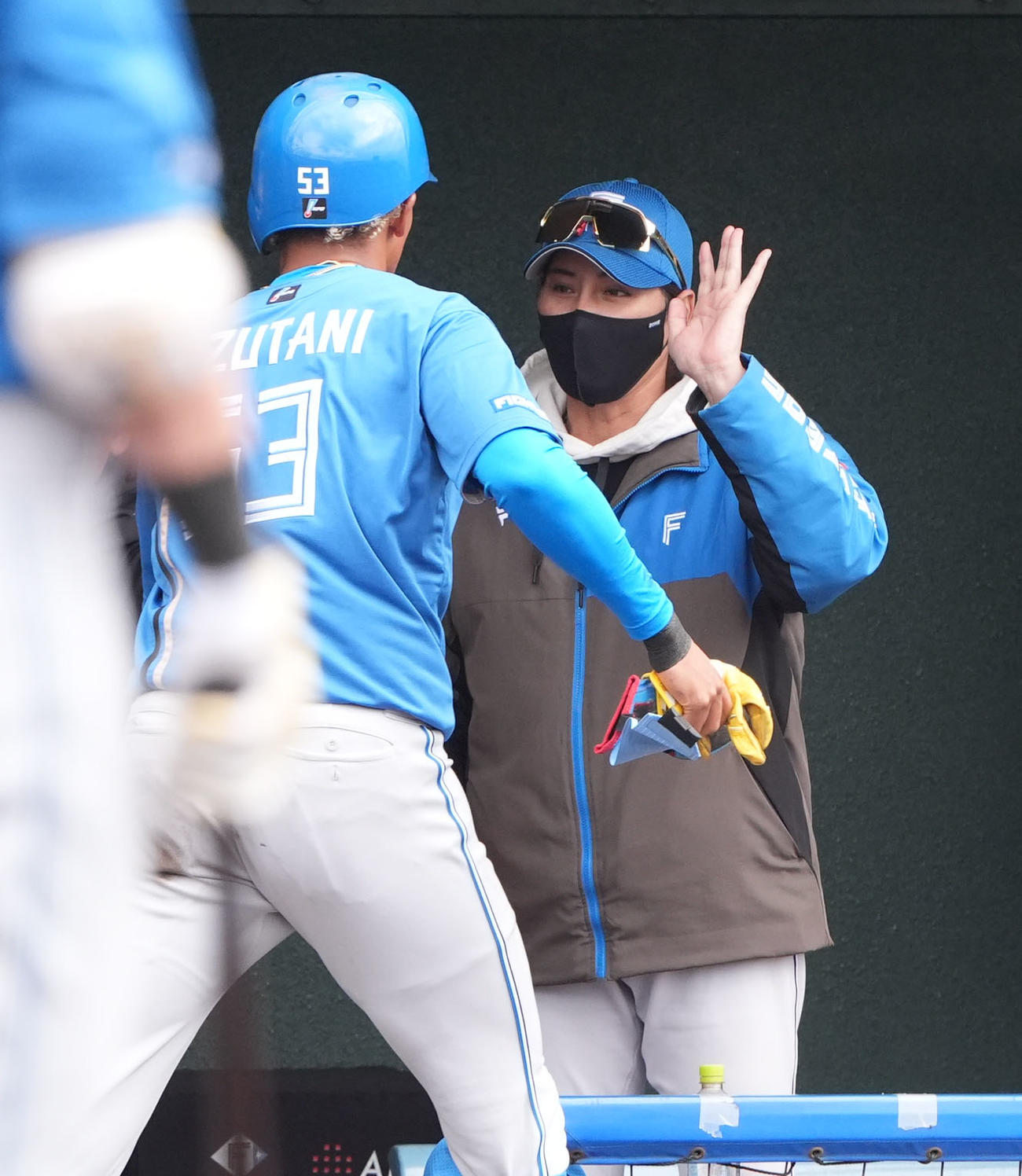 中日対日本ハム　1回表日本ハム無死二塁、生還した水谷を迎える新庄監督（右）（撮影・森本幸一）