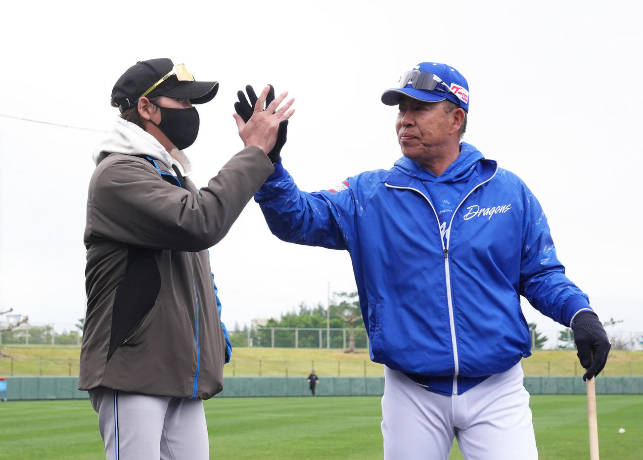 グラウンドでタッチを交わす日本ハム新庄監督（左）と中日井上監督（撮影・足立雅史）