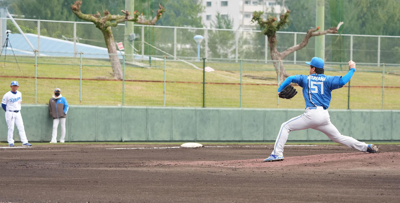 中日対日本ハム　2回裏、日本ハム2番手で登板する北山（左から2人目は新庄監督）（撮影・森本幸一）