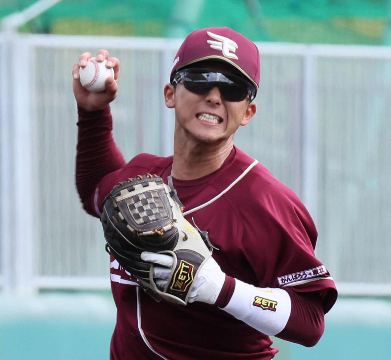 練習試合広島対楽天　2回裏広島無死、中村健の遊ゴロを処理する宗山（撮影・加藤孝規）