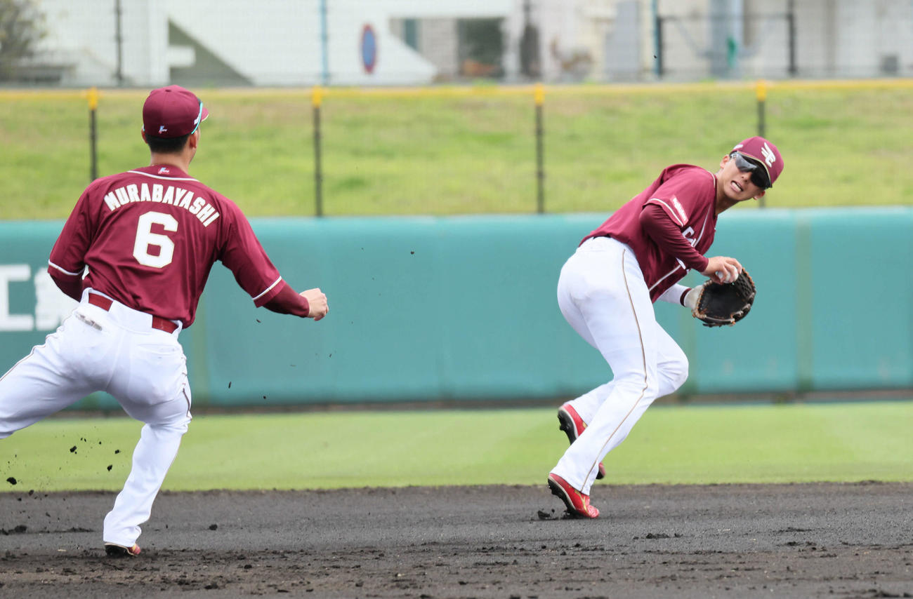 練習試合広島対楽天　1回裏広島無死一、二塁、堂林の遊ゴロを処理する宗山（右）。左は村林（撮影・加藤孝規）