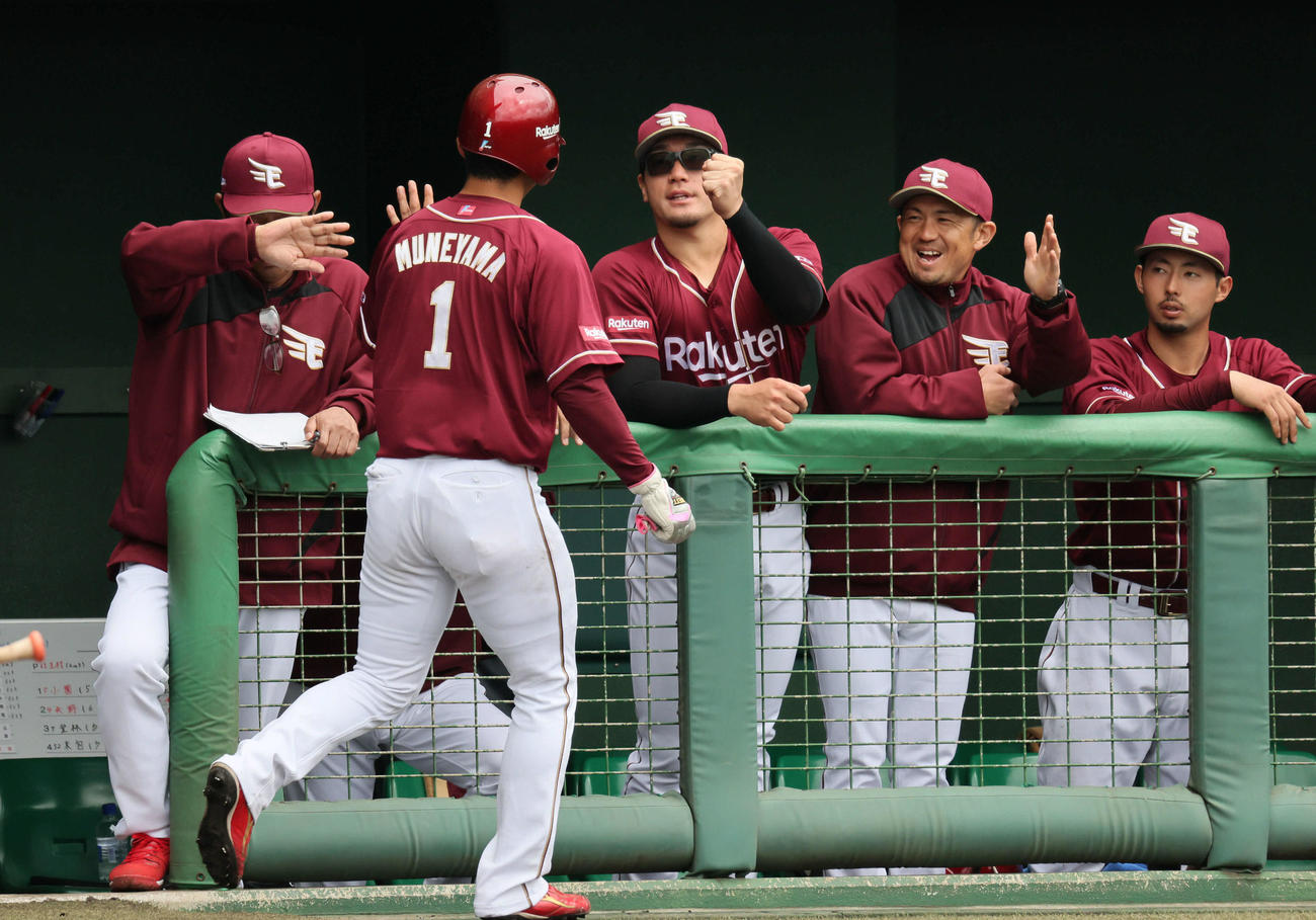 練習試合広島対楽天　1回表楽天1死一、三塁、フランコの先制左適時打で宗山が生還（撮影・加藤孝規）