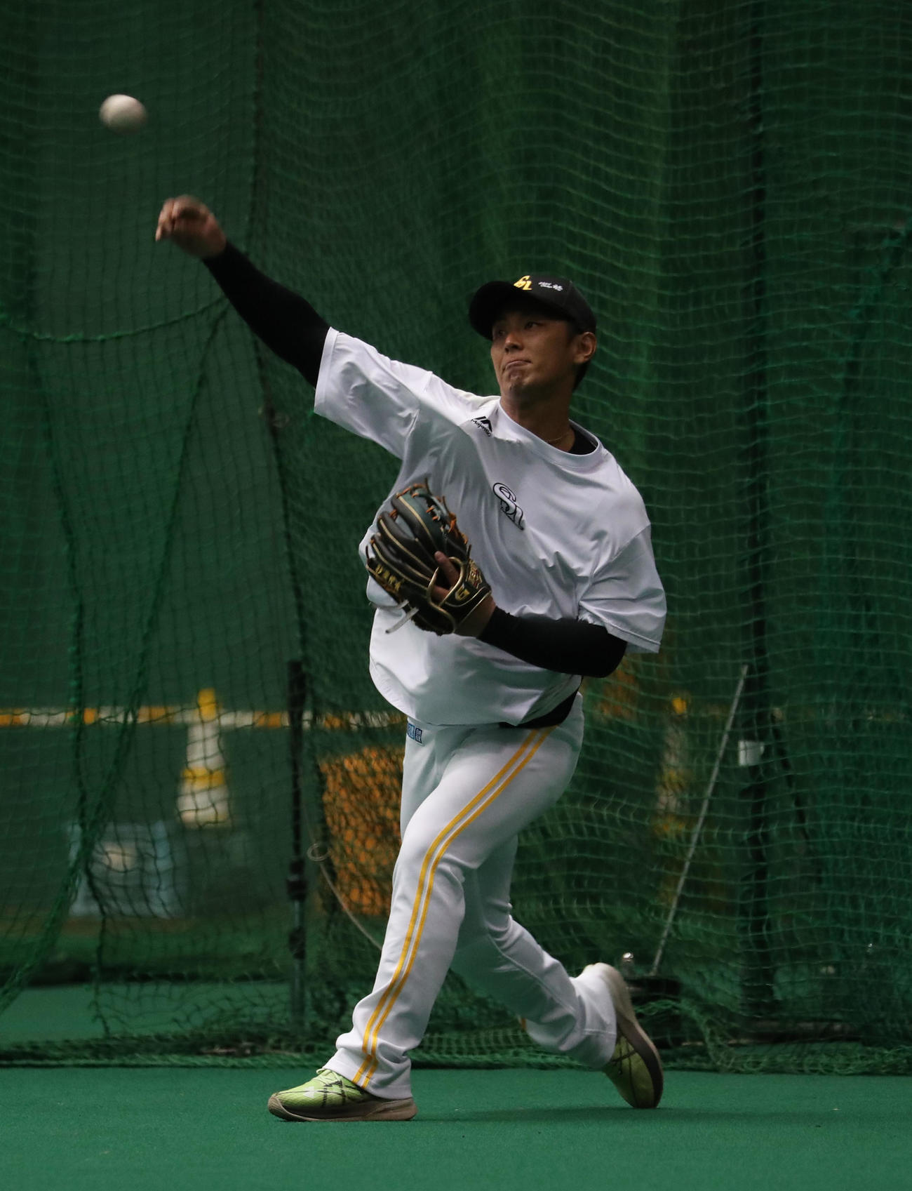 17日、室内練習場でキャッチボールをする今宮（撮影・梅根麻紀）