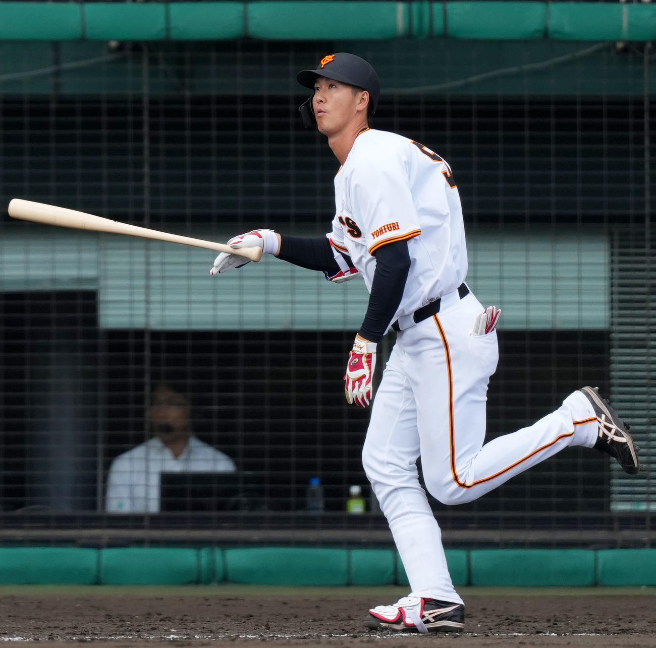巨人対DeNA 7回裏巨人1死一塁、右越え2点本塁打を放ち打球を見上げる秋広（撮影・横山健太）