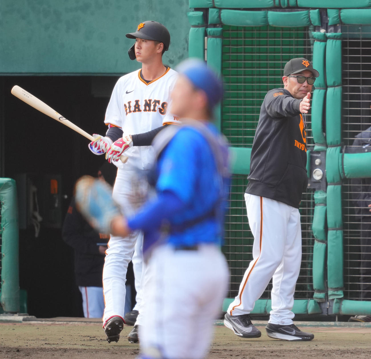 巨人対DeNA 7回裏巨人1死、代打を告げる阿部監督（右）（撮影・垰建太）
