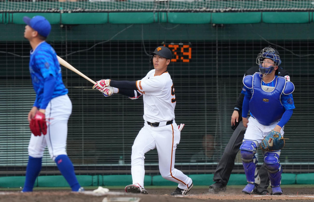 巨人対DeNA 7回裏巨人1死一塁、右越え2点本塁打を放つ秋広。投手松本凌（撮影・横山健太）