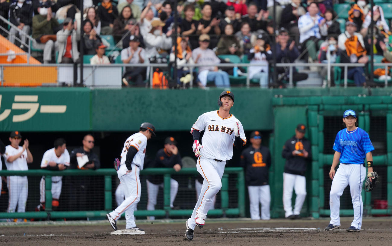 巨人対DeNA 7回裏巨人1死一塁、右越え2点本塁打を放ち一塁をまわる秋広（撮影・横山健太）