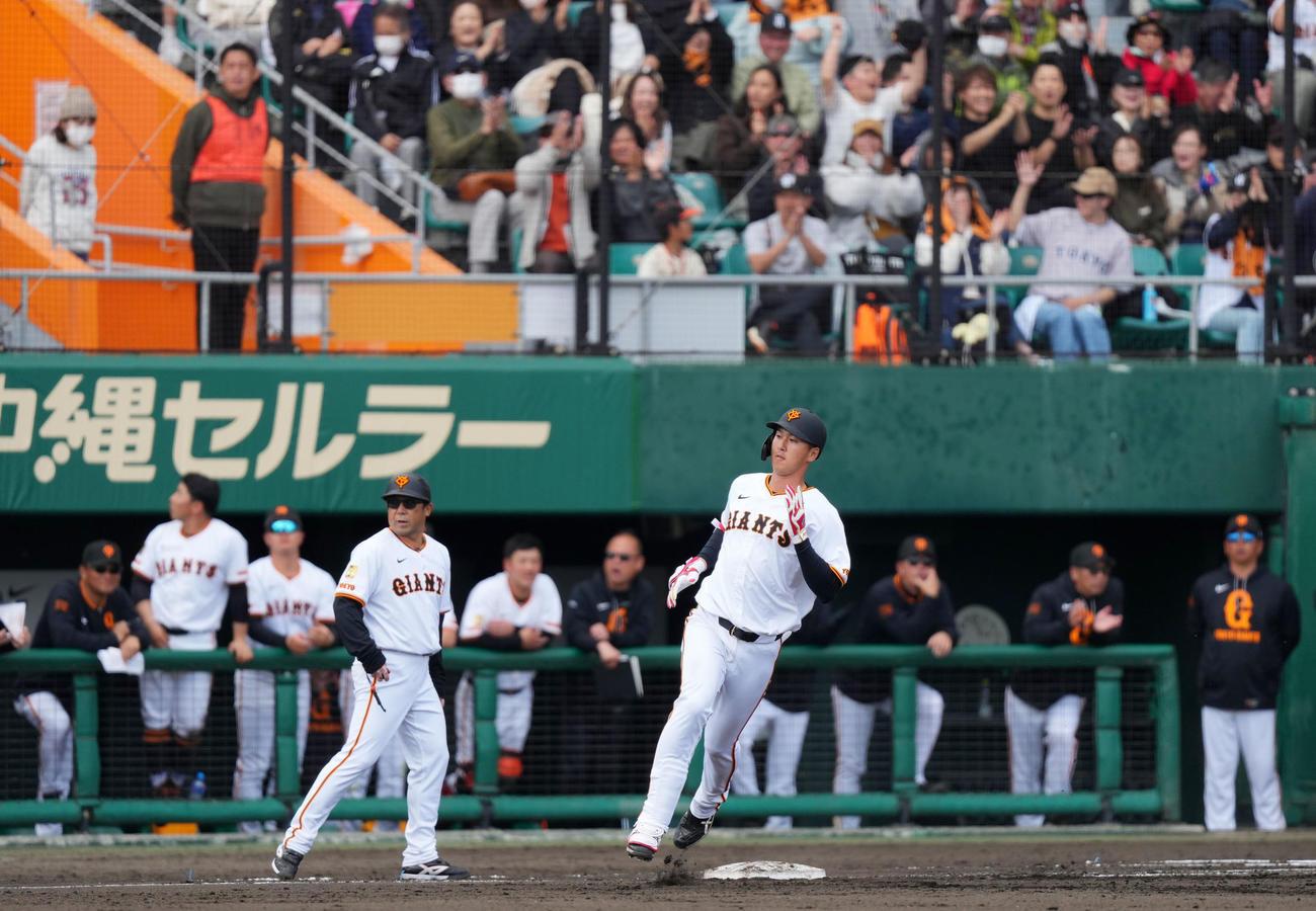 巨人対DeNA 7回裏巨人1死一塁、右越え2点本塁打を放ち一塁をまわる秋広（撮影・横山健太）