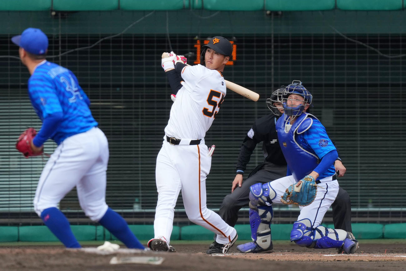 巨人対DeNA 7回裏巨人1死一塁、右越え2点本塁打を放つ秋広。投手松本凌（撮影・横山健太）