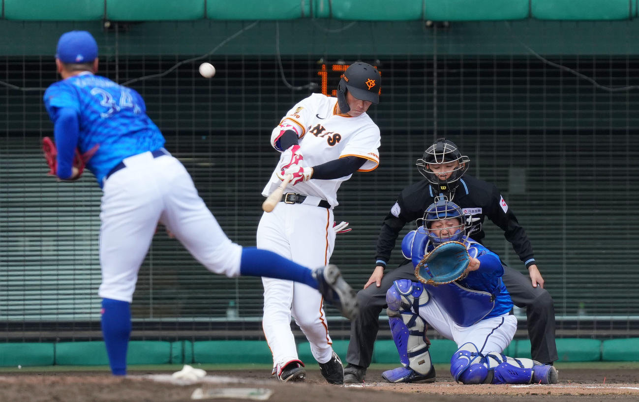 巨人対DeNA 7回裏巨人1死一塁、右越え2点本塁打を放つ秋広。投手松本凌（撮影・横山健太）