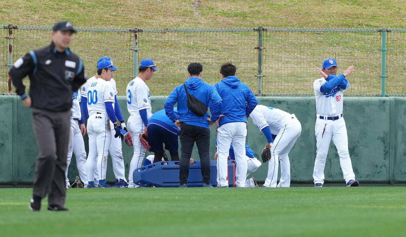 中日対日本ハム　8回表日本ハム2死一塁、マルティネスの打球を追った左翼手樋口はフェンスにぶつかり負傷交代となる（撮影・足立雅史）