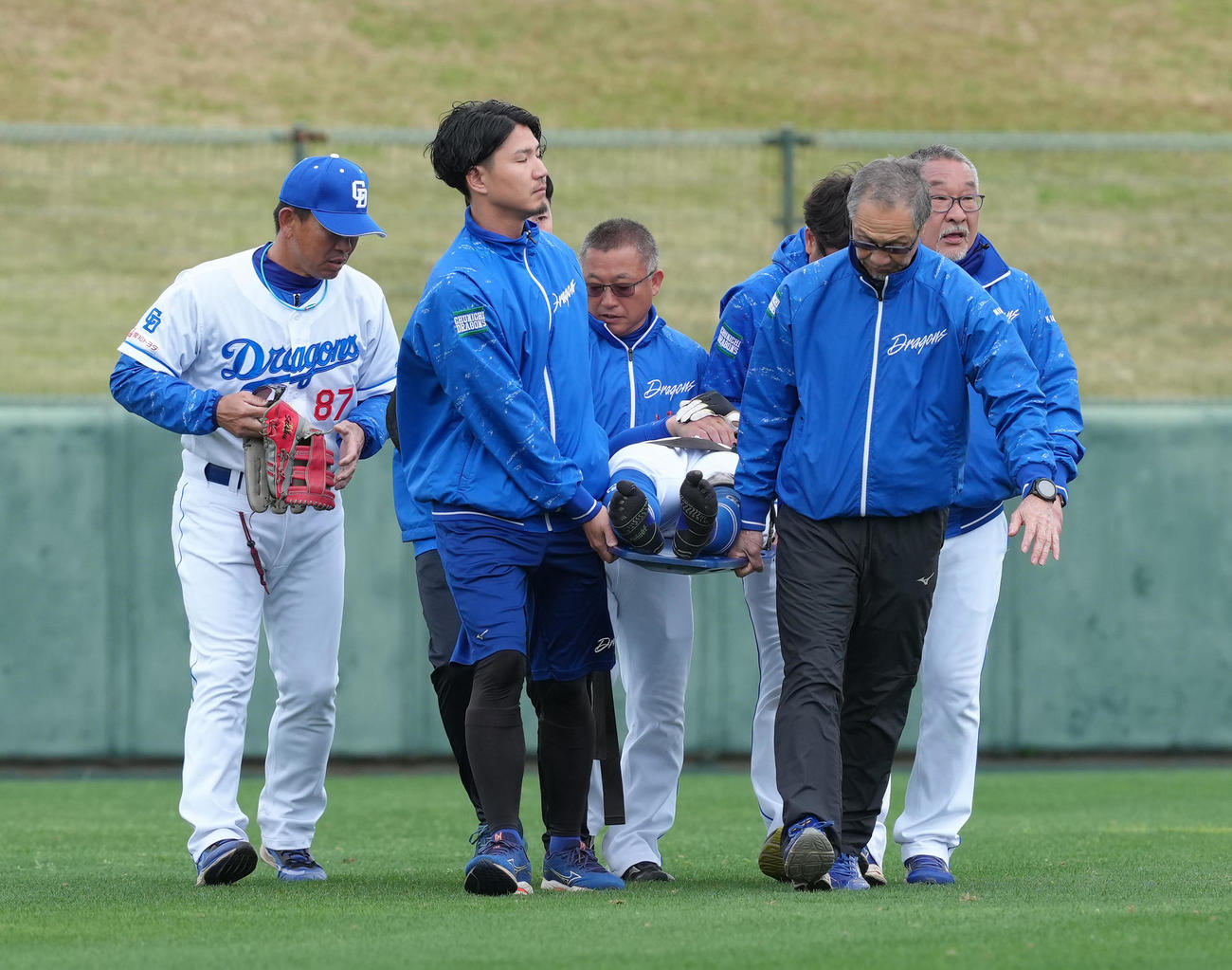 中日対日本ハム　8回表日本ハム2死一塁、マルティネスの打球を追った左翼手樋口正修はフェンスにぶつかり担架で運ばれ交代となる（撮影・足立雅史）