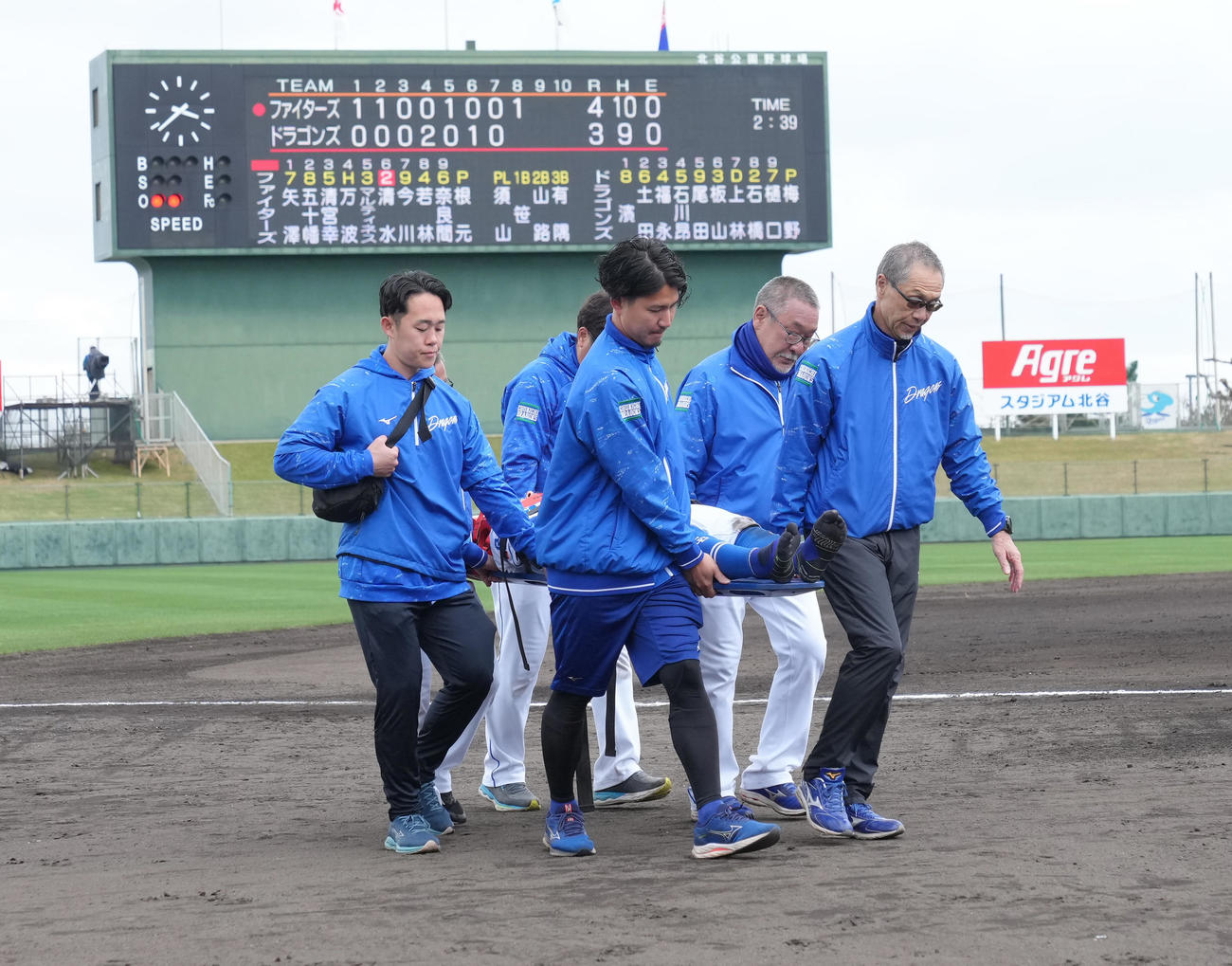 中日対日本ハム　8回表日本ハム2死一塁、マルティネスの打球を追った左翼手樋口正修はフェンスにぶつかり担架で運ばれ交代となる（撮影・足立雅史）