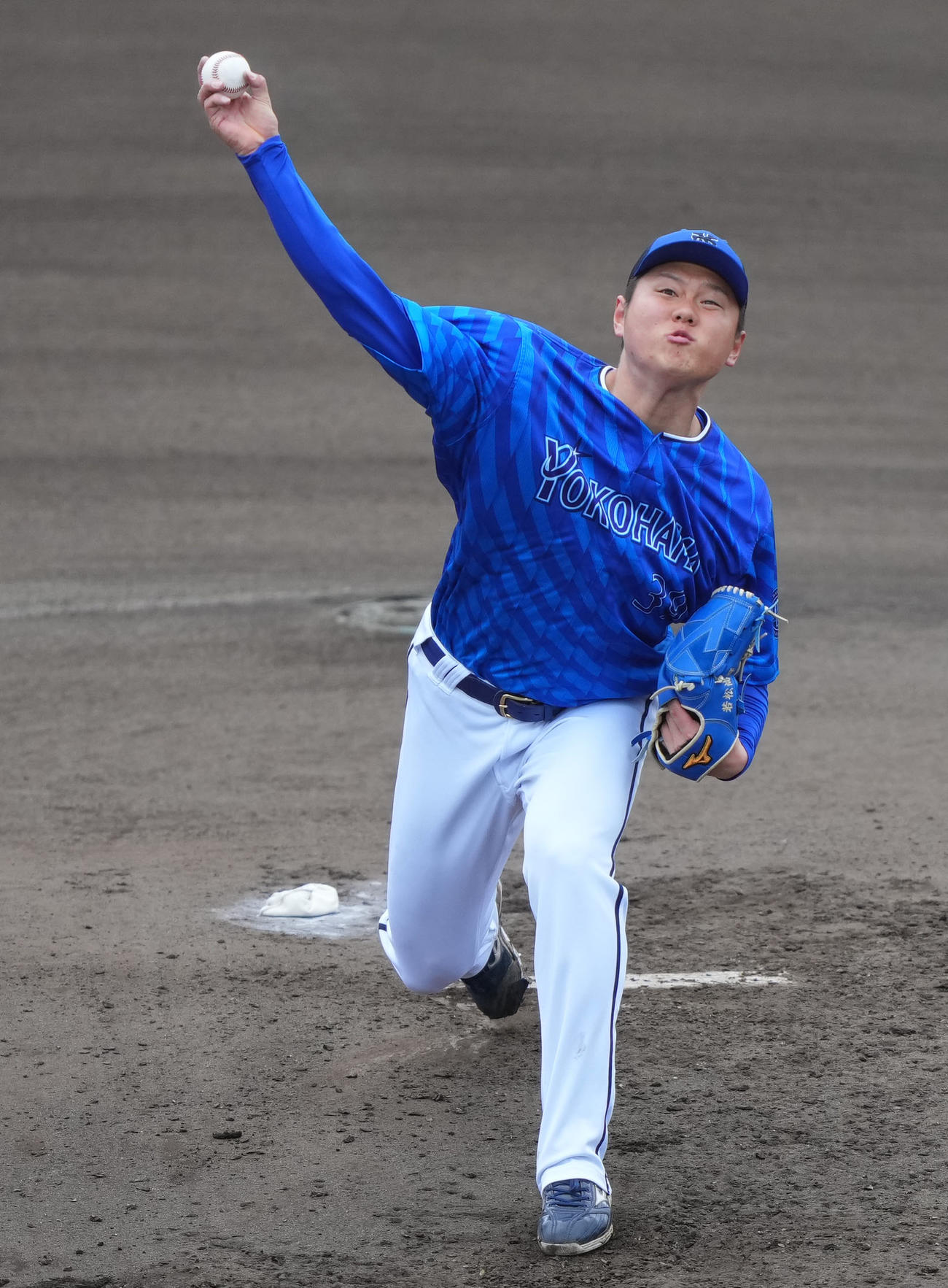 ライブBPで投球するDeNA若松（撮影・横山健太）