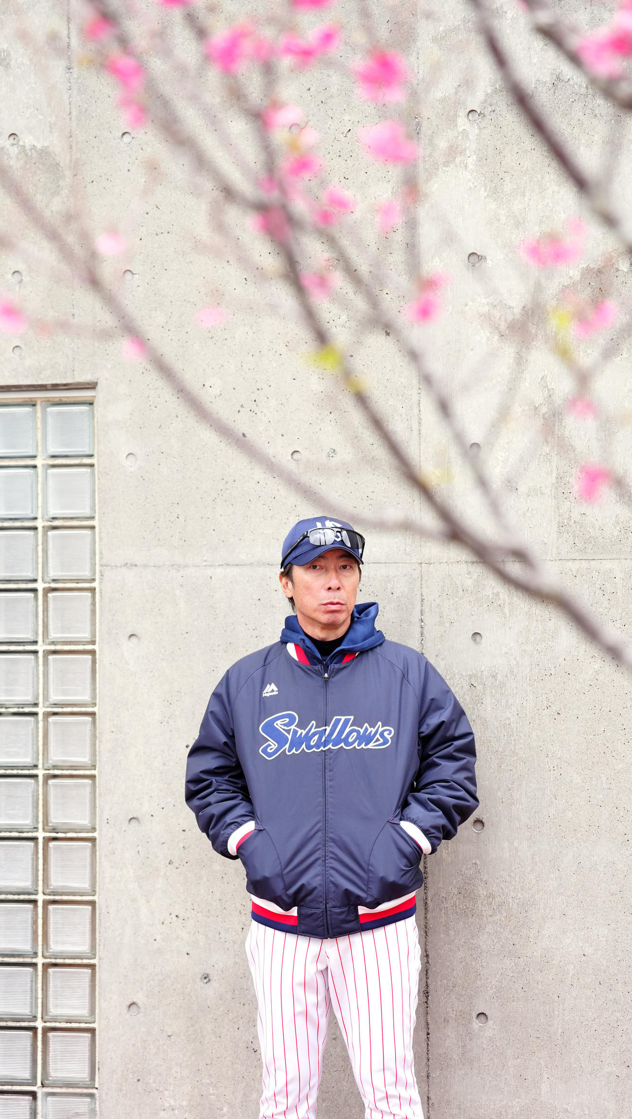 ヤクルト対ロッテ　試合後、関係者の話を聞くヤクルト高津監督（撮影・江口和貴）