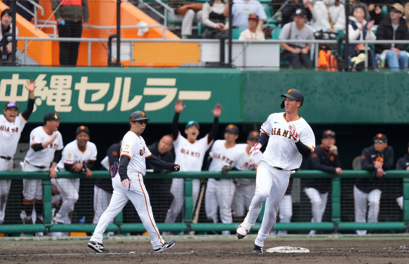 巨人対DeNA 9回裏巨人1死、右越え本塁打を放ち一塁をまわる秋広（撮影・横山健太）